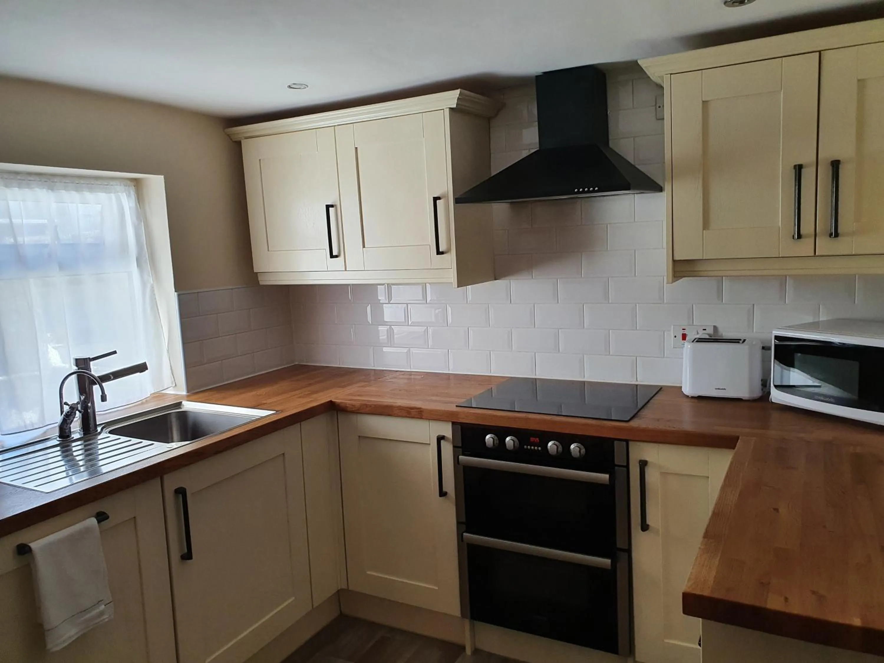 Kitchen or kitchenette in Ty Dre Town House