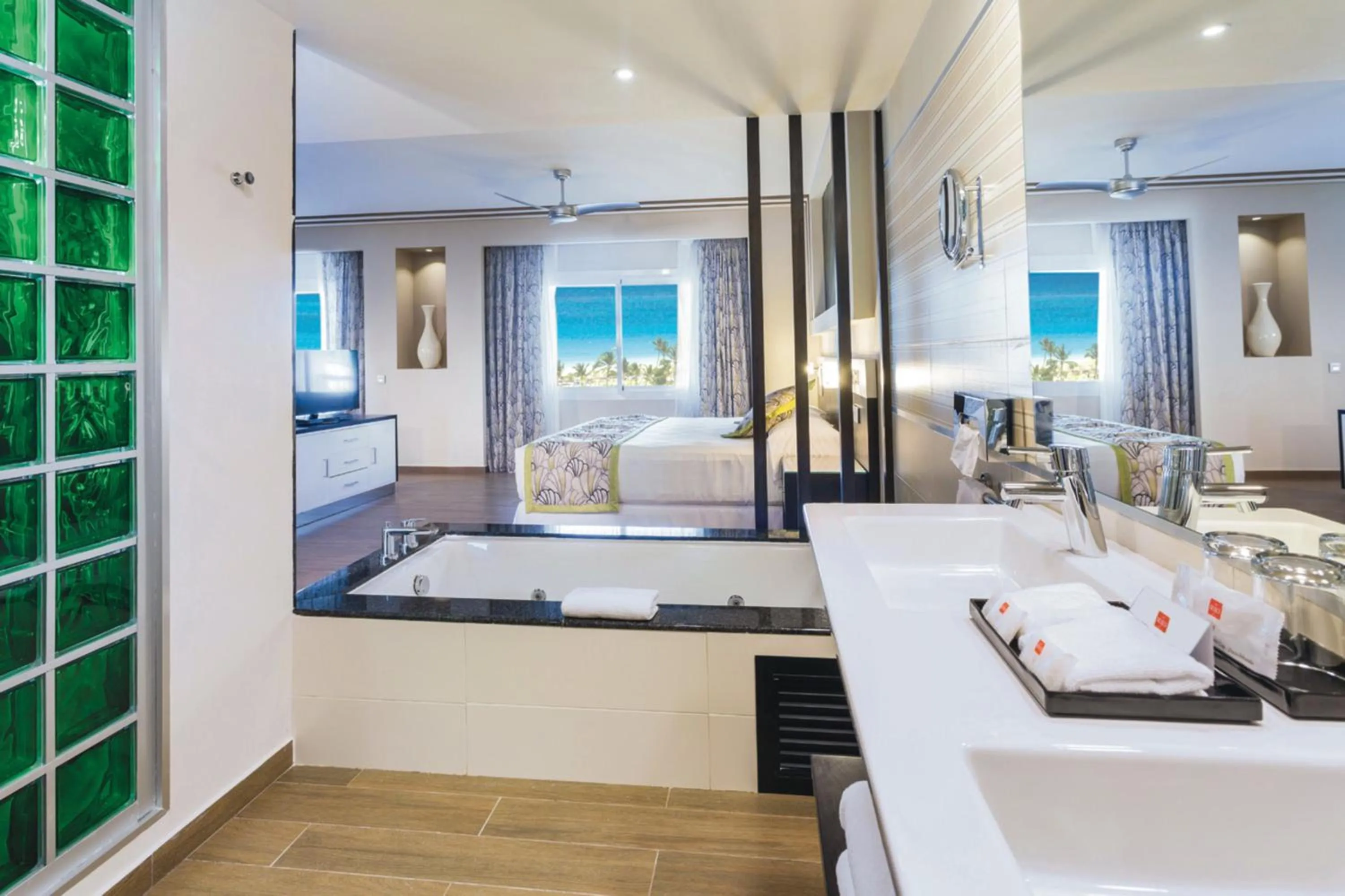 Bathroom, Bed in Riu Republica - Adults Only - All Inclusive