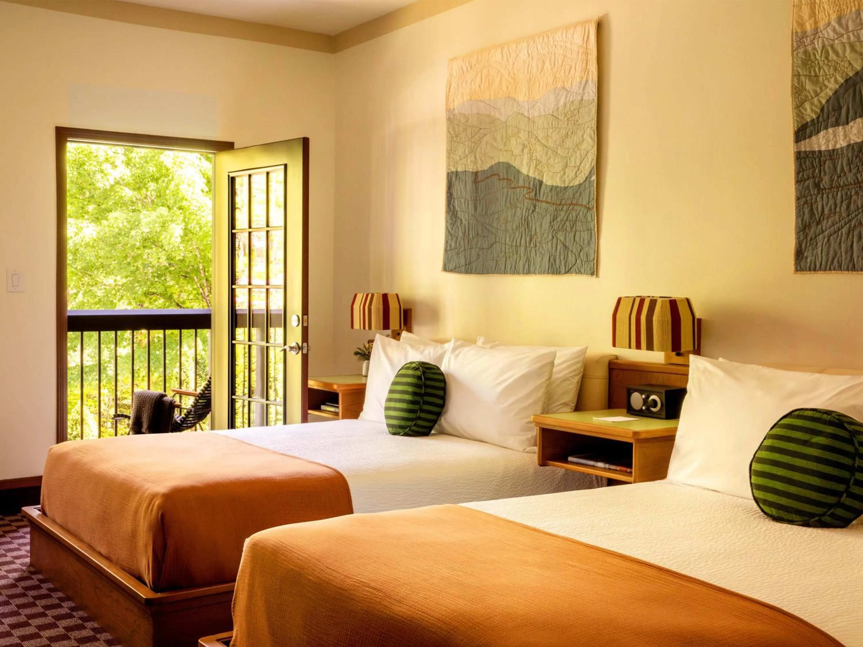 Bed in Highlands Inn Lodge