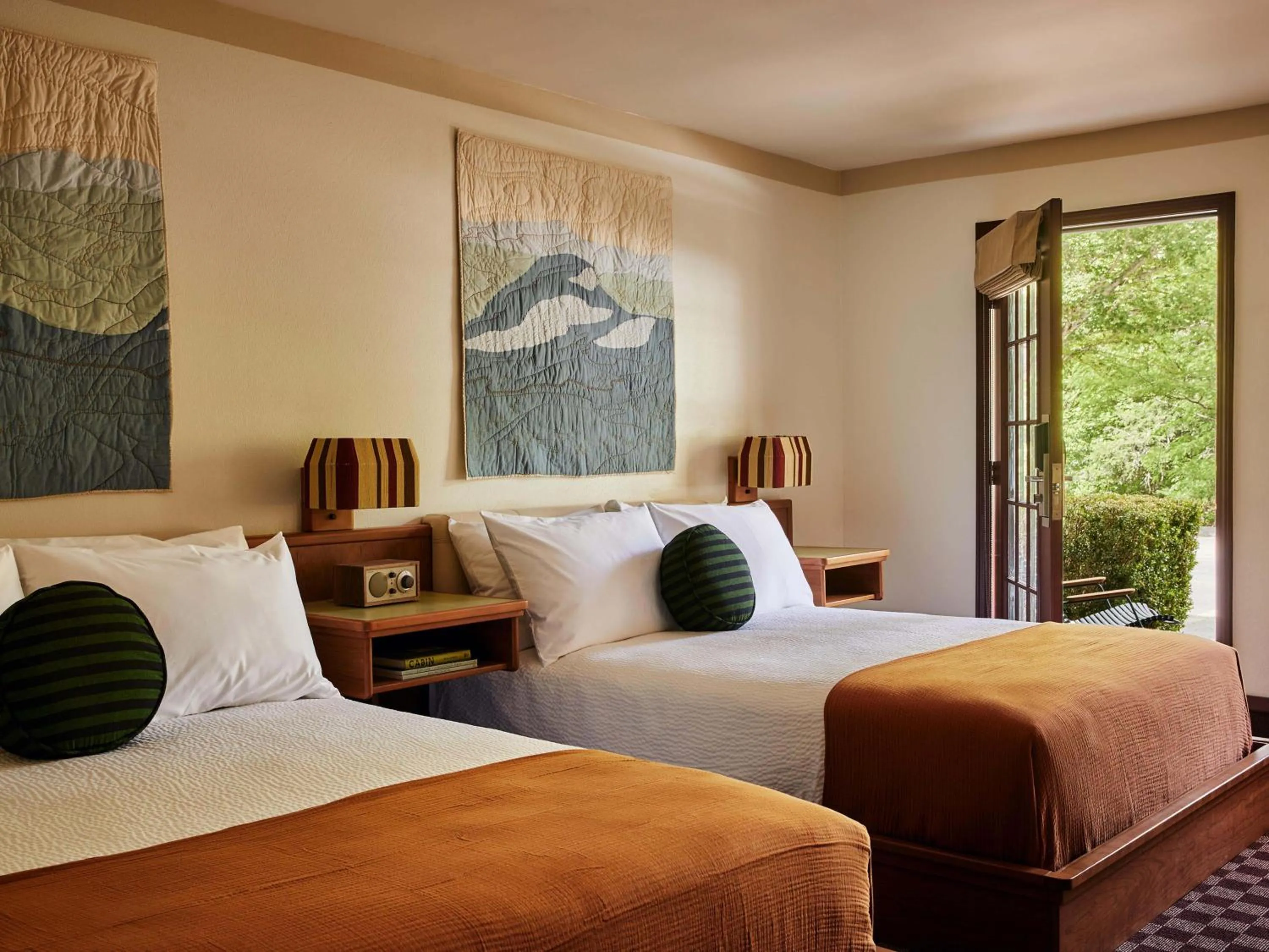 Photo of the whole room, Bed in Trailborn Highlands