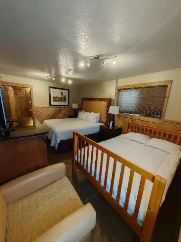 Bedroom, Bed in Wagon Wheel Hotel
