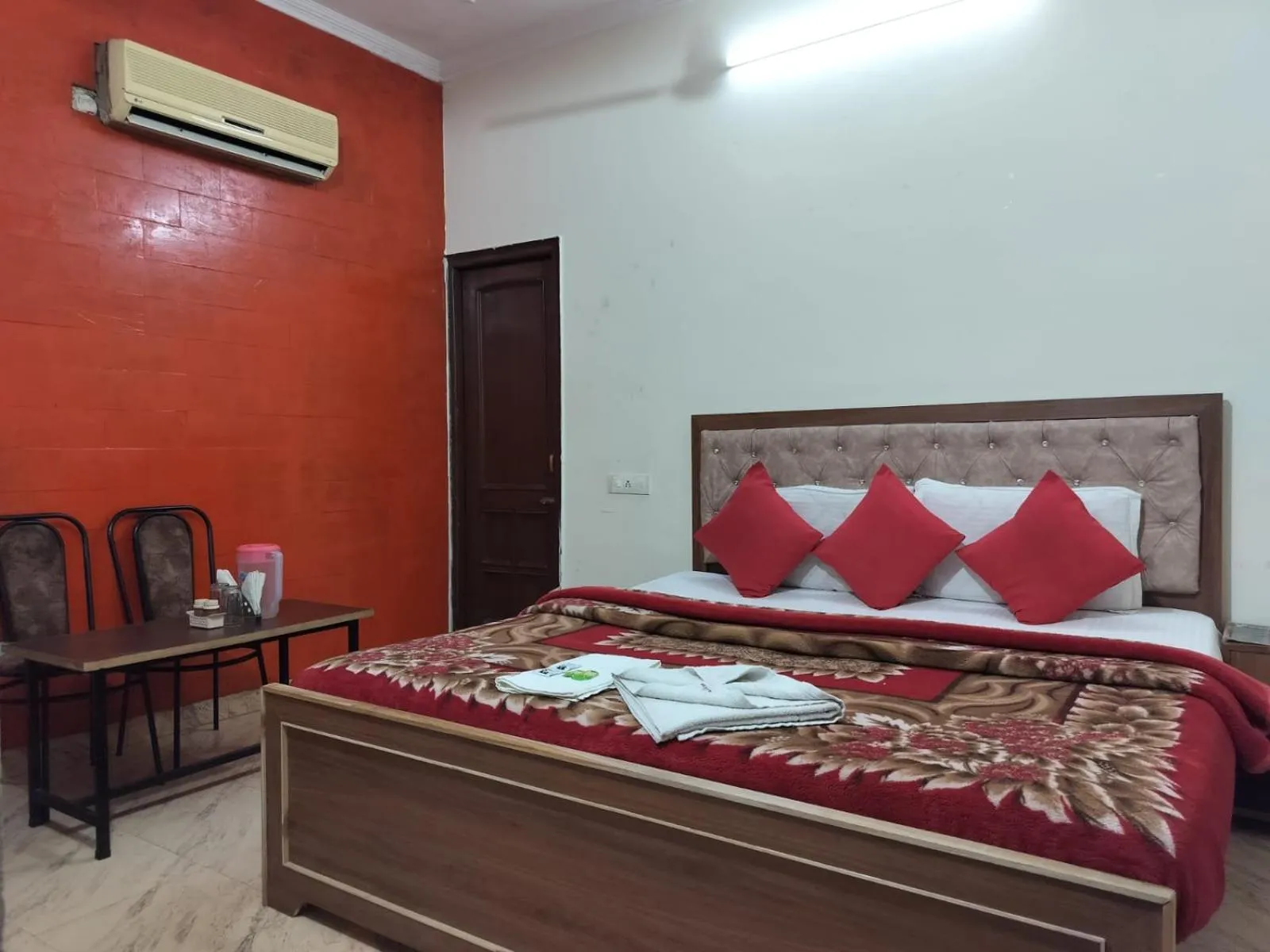 Bedroom, Bed in HOTEL HOLIDAY INN PARADISE