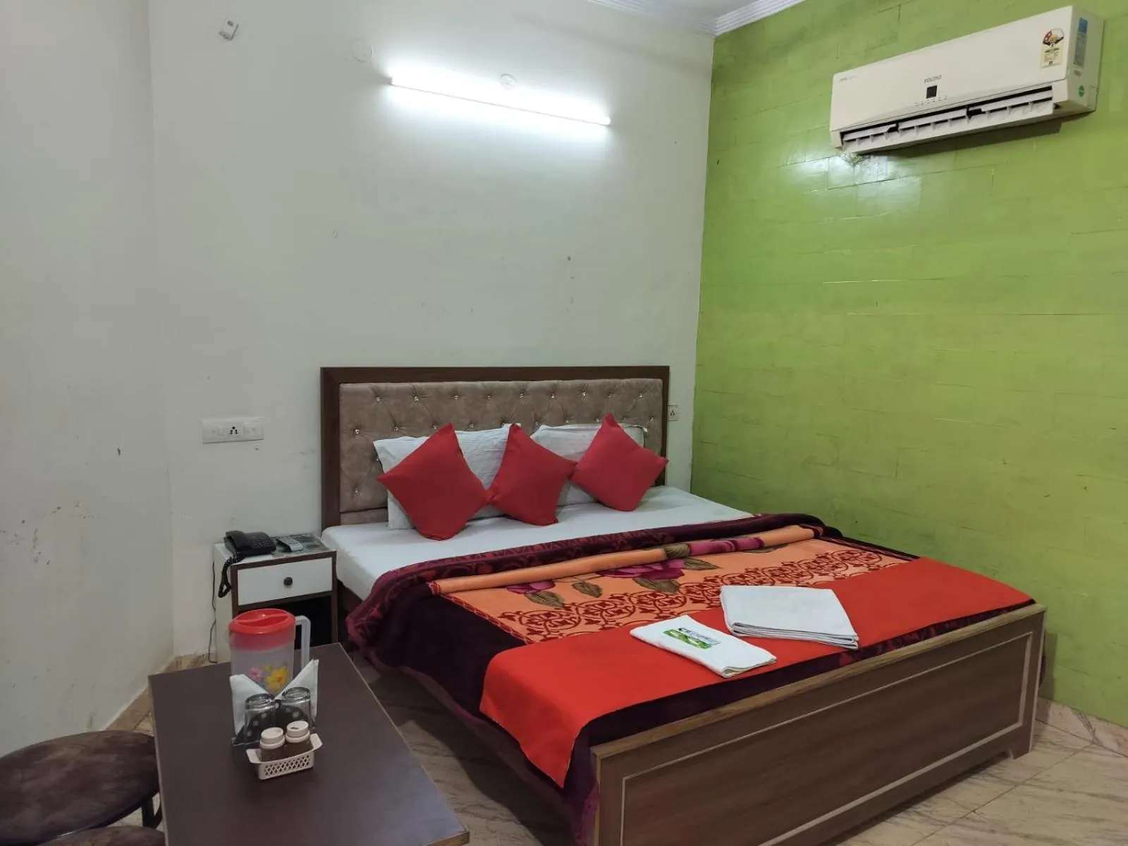 Bedroom, Bed in HOTEL HOLIDAY INN PARADISE