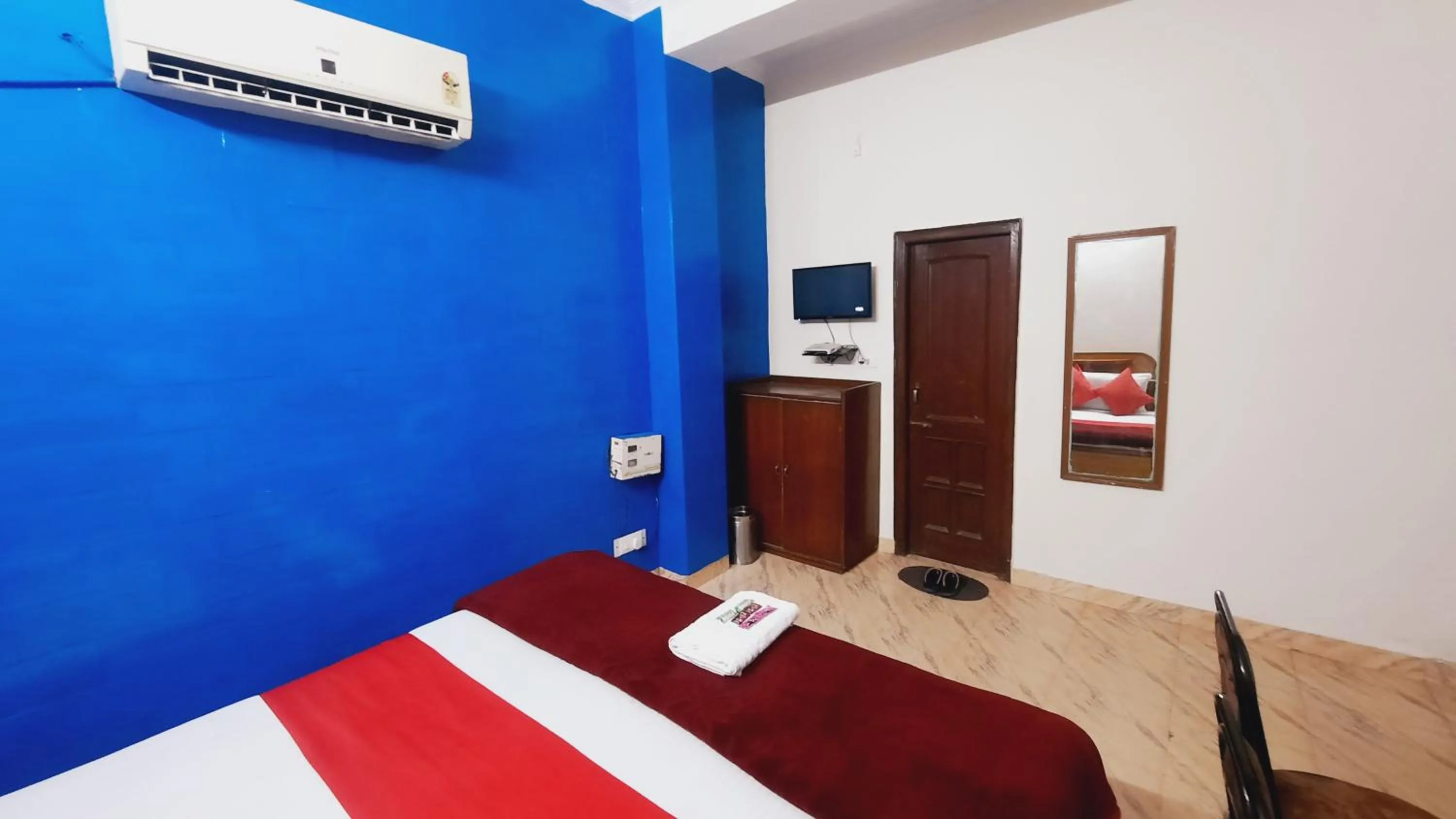 Bedroom, Bed in HOTEL HOLIDAY INN PARADISE