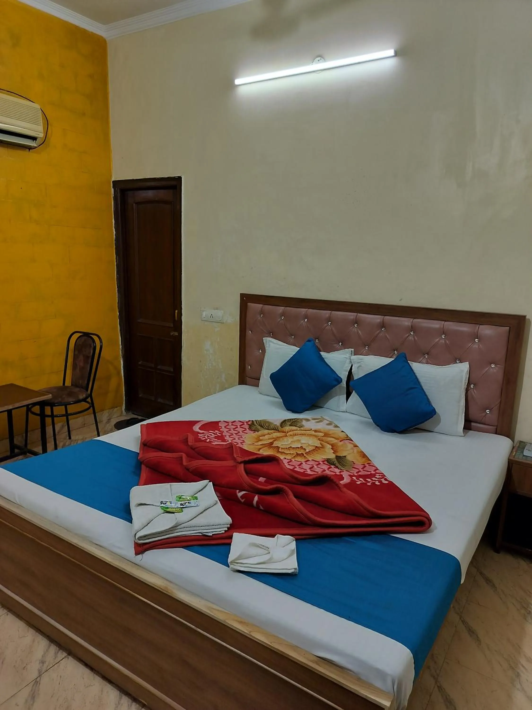 Bedroom, Bed in HOTEL HOLIDAY INN PARADISE