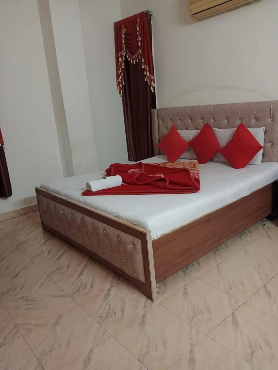 Bedroom, Bed in HOTEL HOLIDAY INN PARADISE