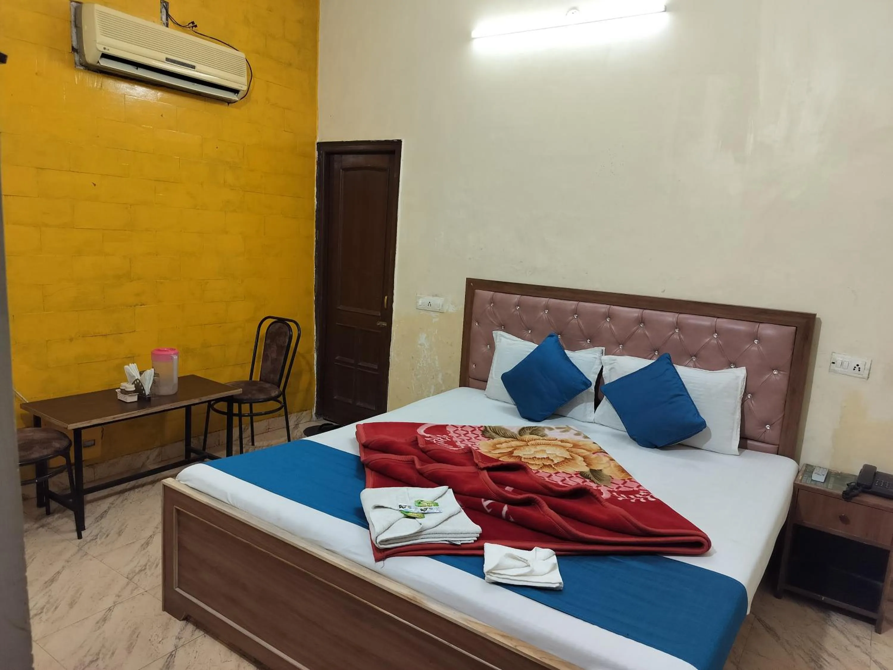 Bedroom, Bed in HOTEL HOLIDAY INN PARADISE