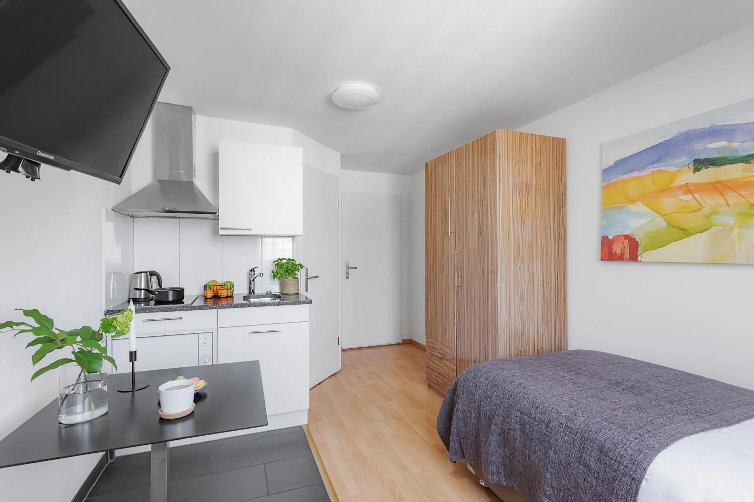 Photo of the whole room, Bed in Swiss Star Aussersihl - Self Check-In