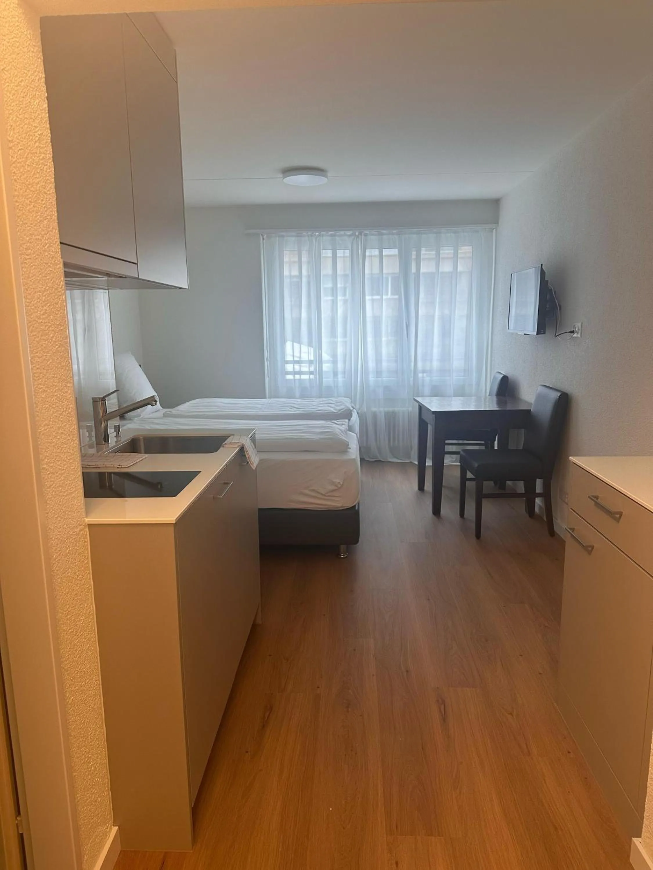 Photo of the whole room in Swiss Star Zurich Airport - Self Check-In