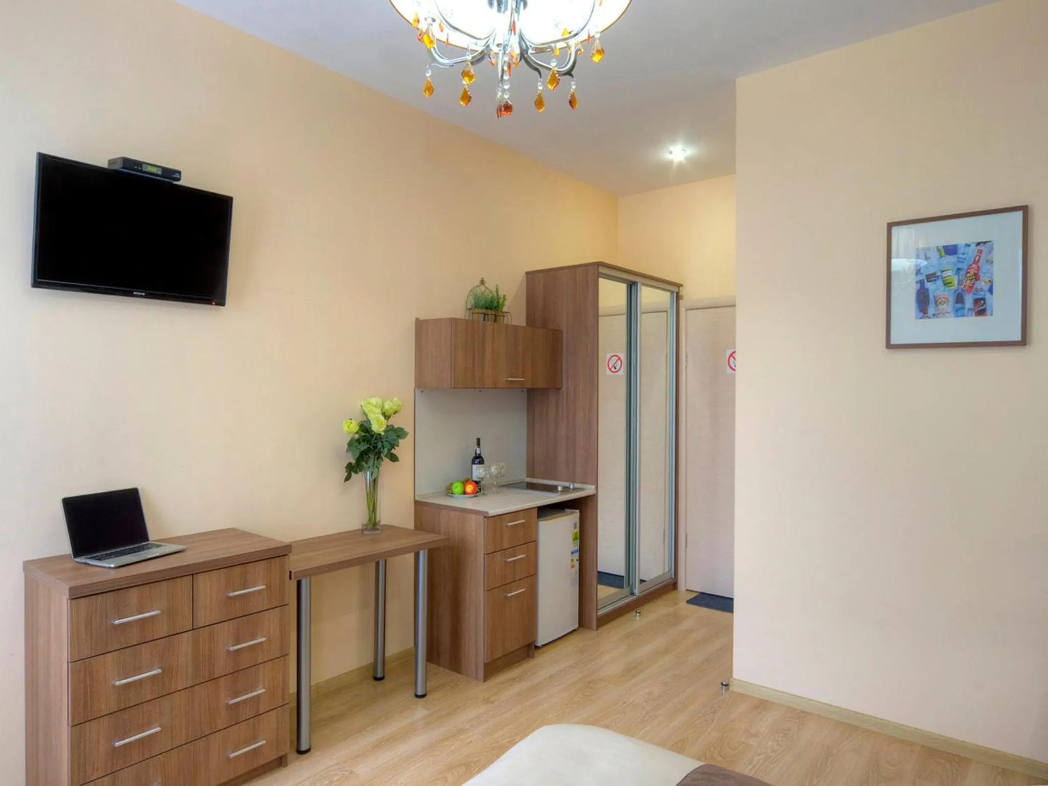 Photo of the whole room in Golden Gate Inn