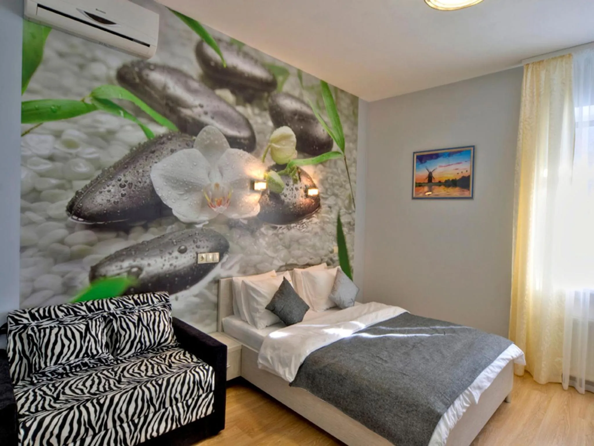 Photo of the whole room, Bed in Golden Gate Inn