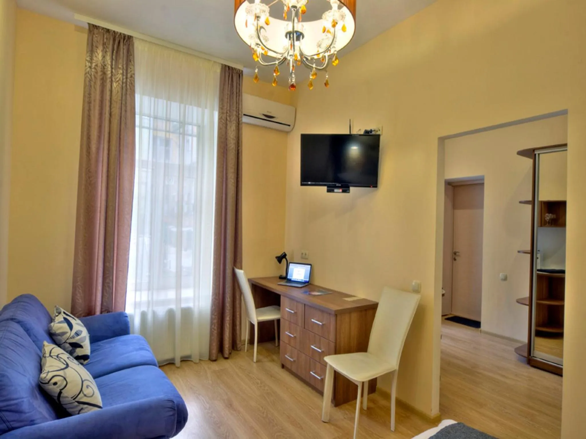 Photo of the whole room in Golden Gate Inn