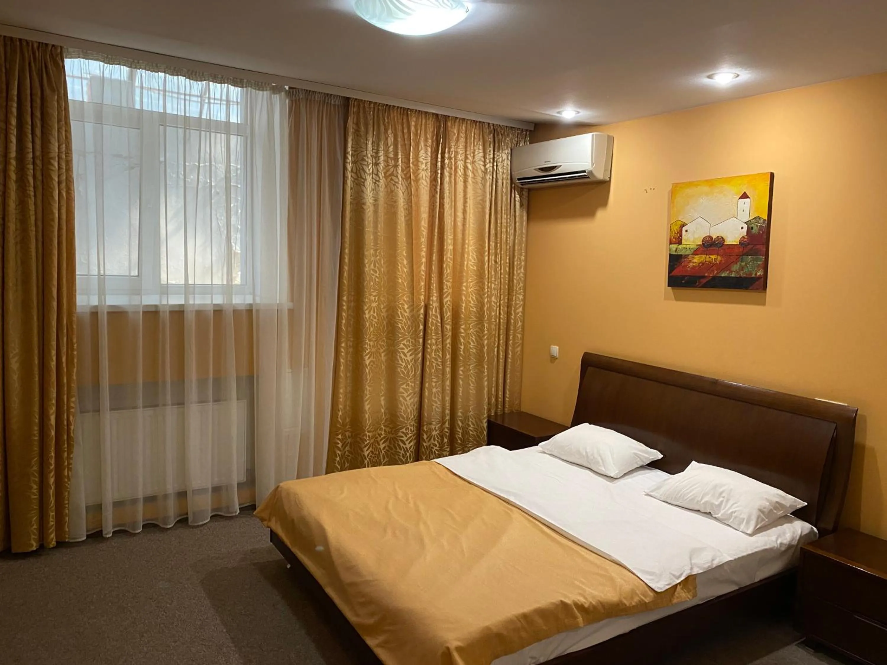 Bed in Golden Gate Inn