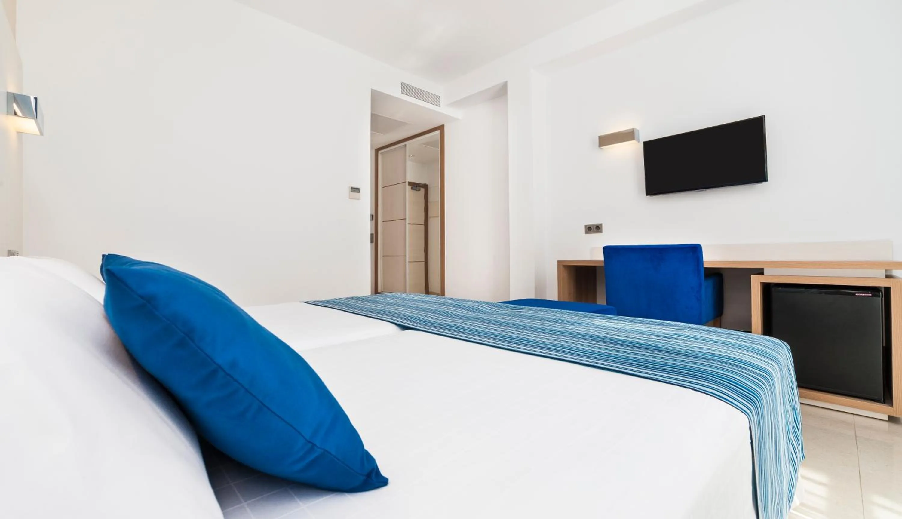 Photo of the whole room, Bed in Globales Playa Estepona