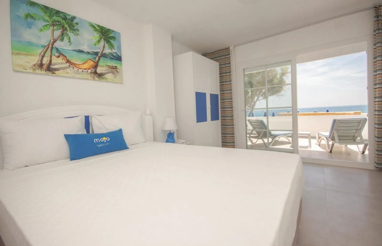 Bed in MOJO OTEL BEACH