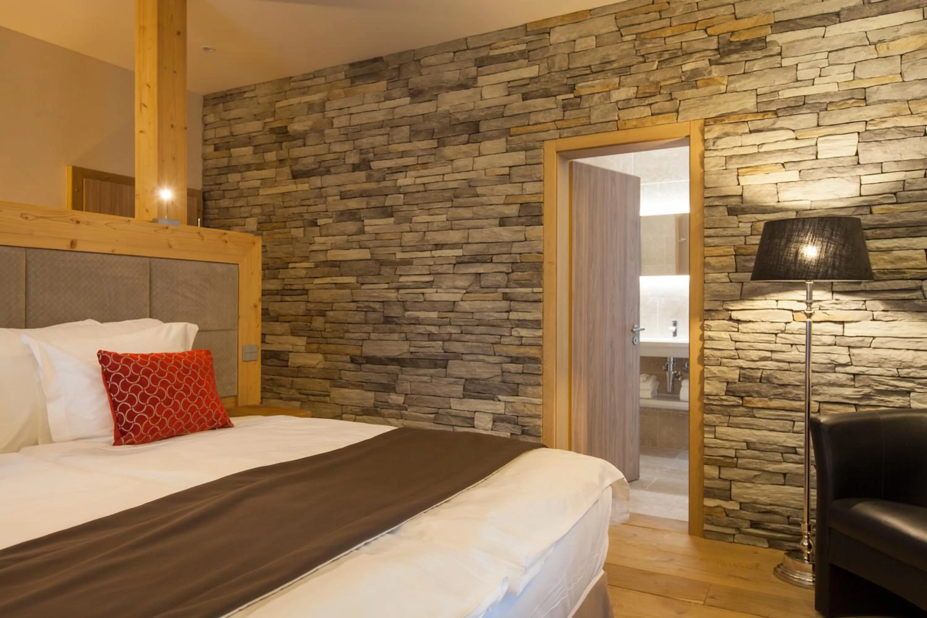 Shower, Bed in Hôtel National Resort & Spa