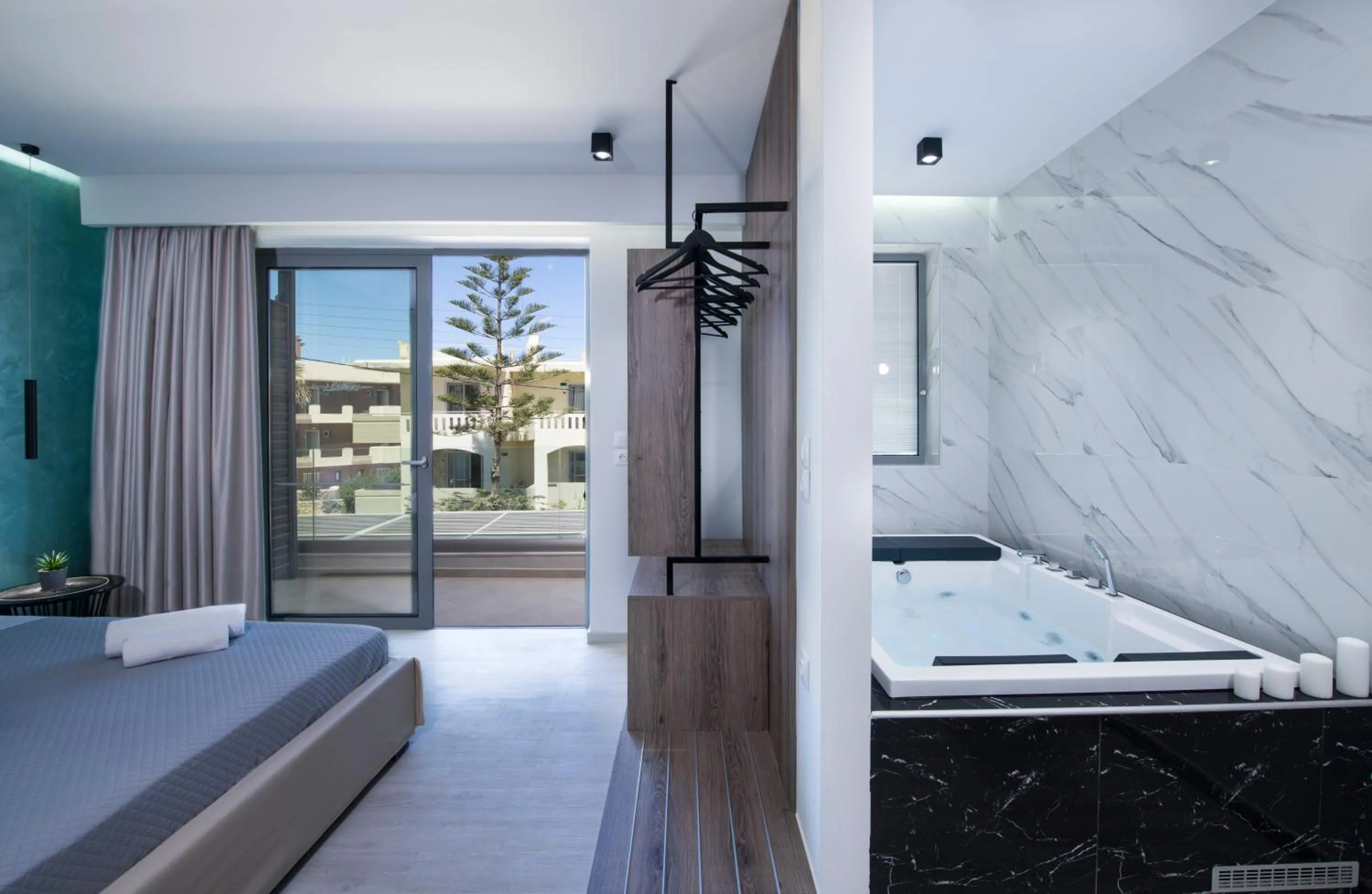 Hot Tub, Bed in xSuites Hotel