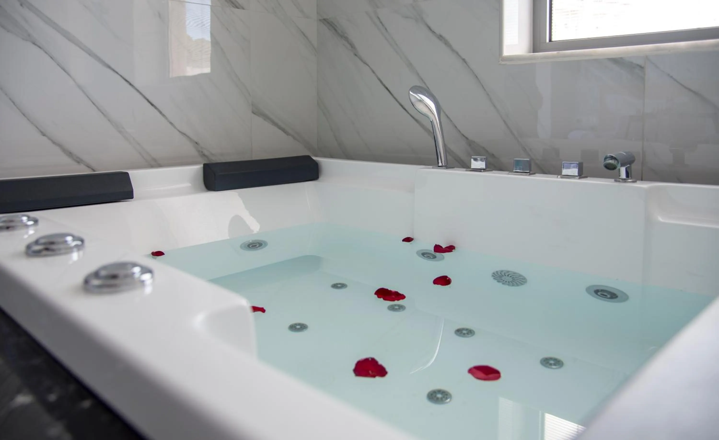 Hot Tub in xSuites Hotel