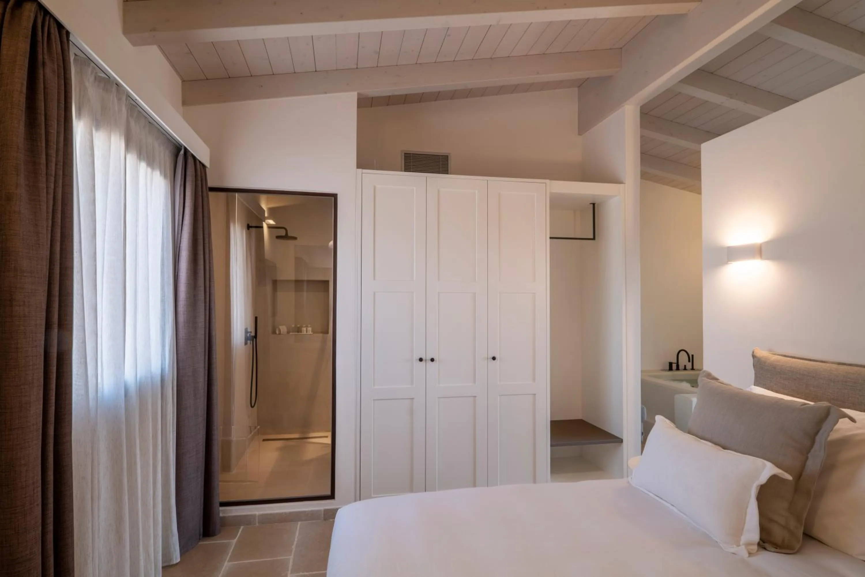 Shower, Bed in Masseria Corsano
