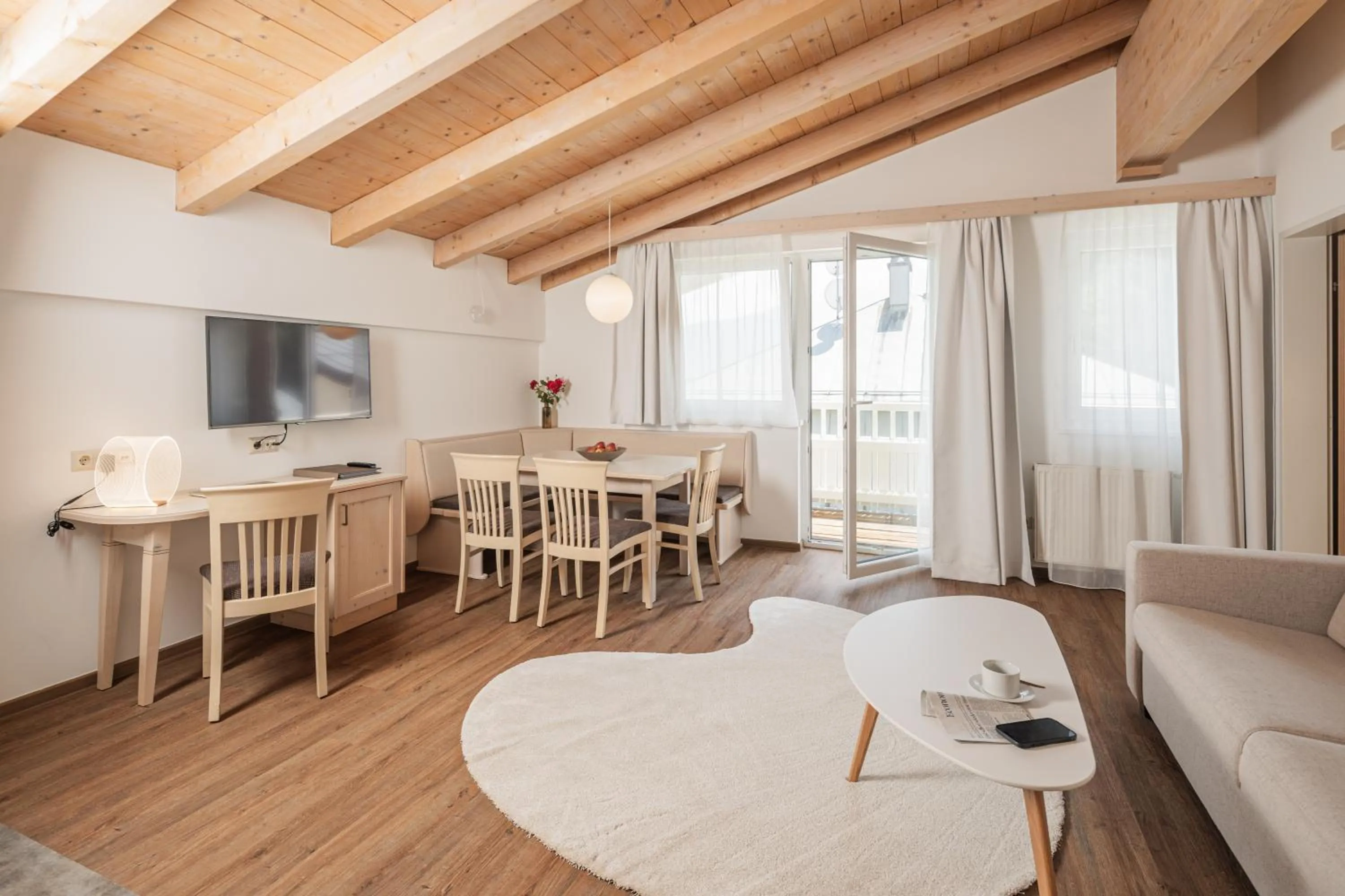  Large Bed-Room Apartment, Balcony and Electric Fireplace in das zellersee