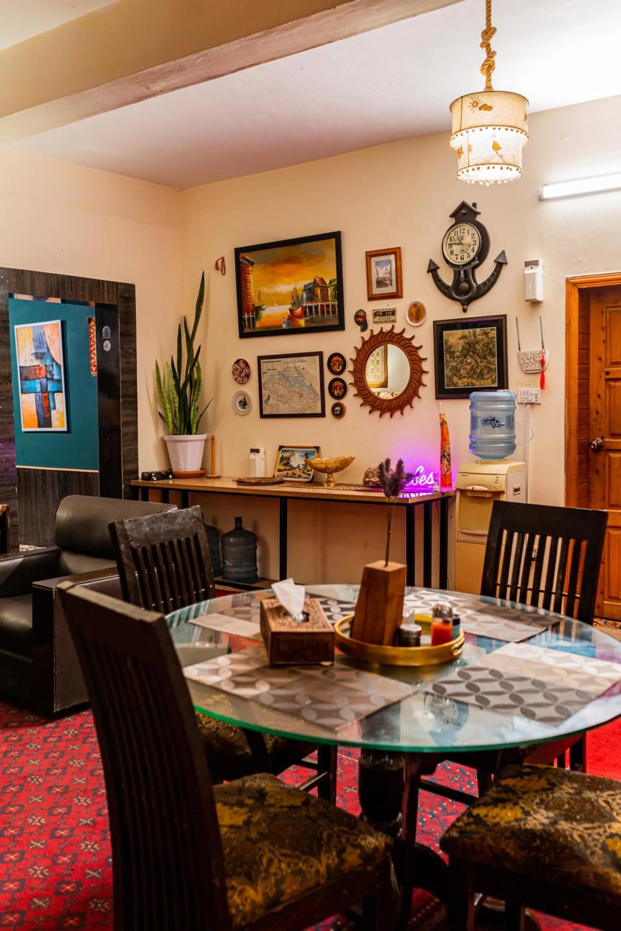 Communal lounge/ TV room in Duroyo hotel