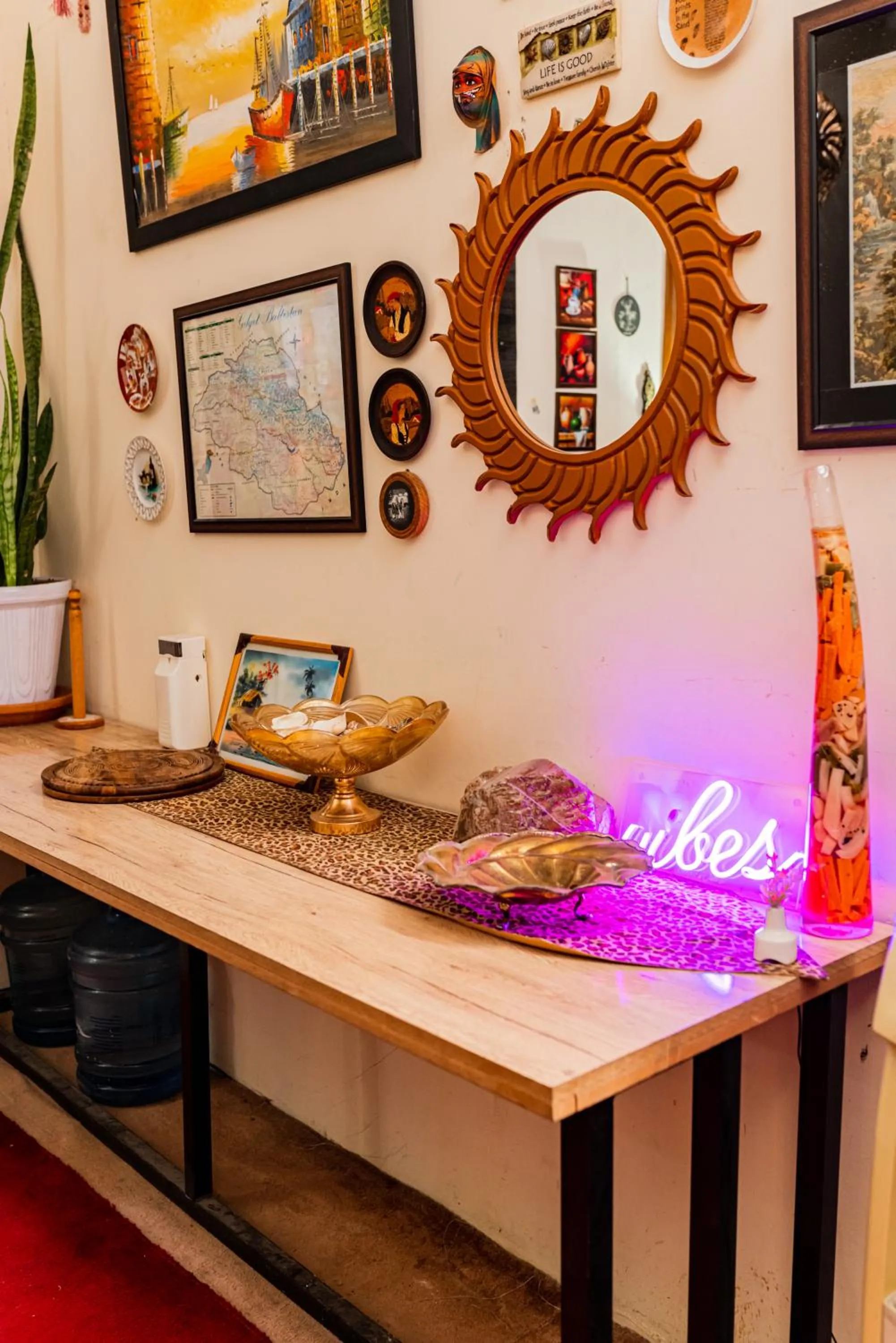 Communal lounge/ TV room in Duroyo hotel