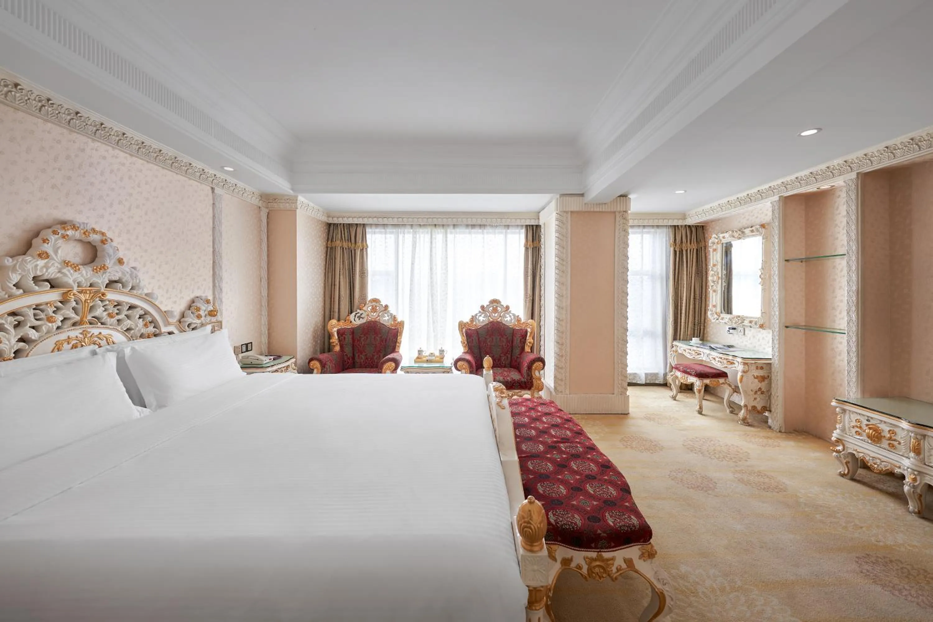 Photo of the whole room, Bed in Nanyang King's Gate Hotel--Free Shuttle Service to Canton Fair