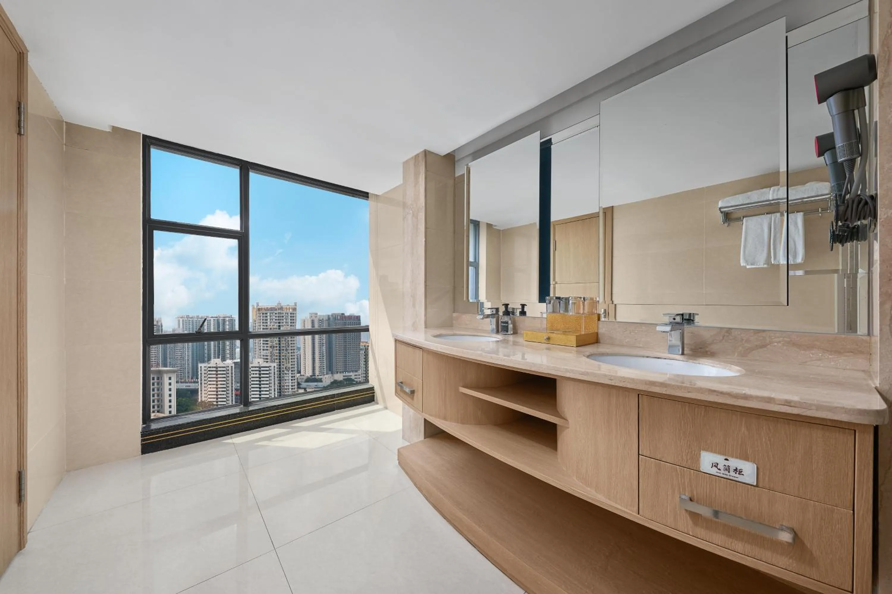 Bathroom in Nanyang King's Gate Hotel--Free Shuttle Service to Canton Fair