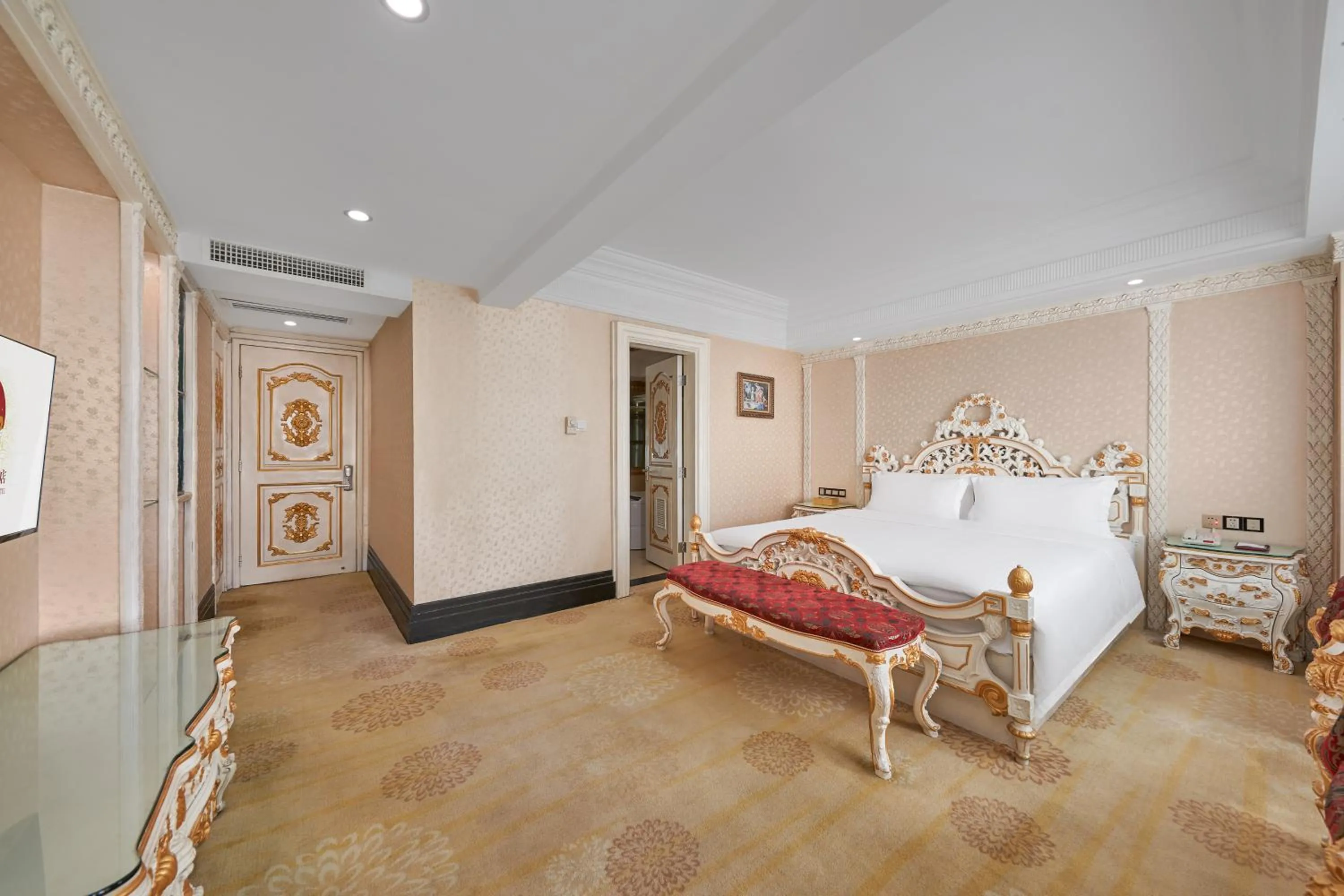 Photo of the whole room, Bed in Nanyang King's Gate Hotel--Free Shuttle Service to Canton Fair