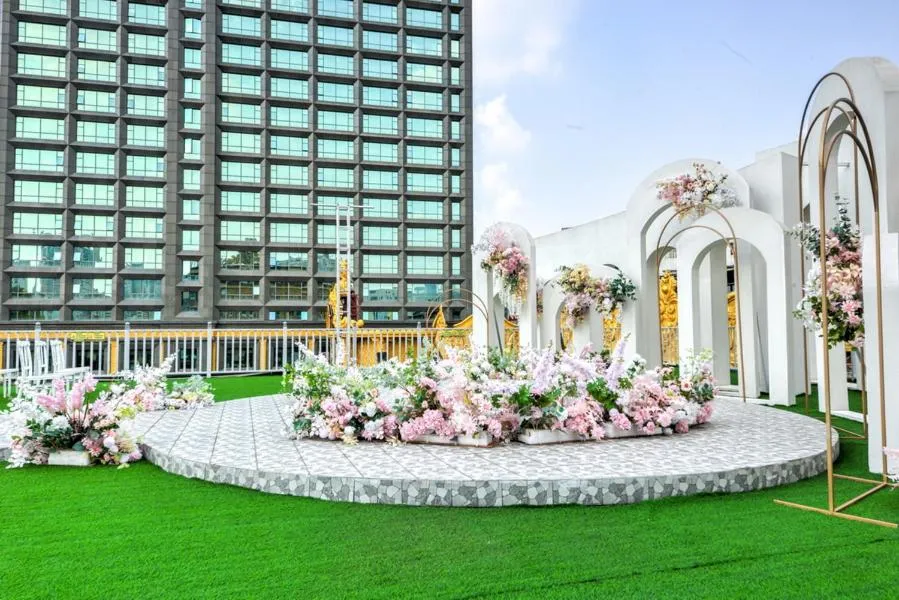 Property building in Nanyang King's Gate Hotel