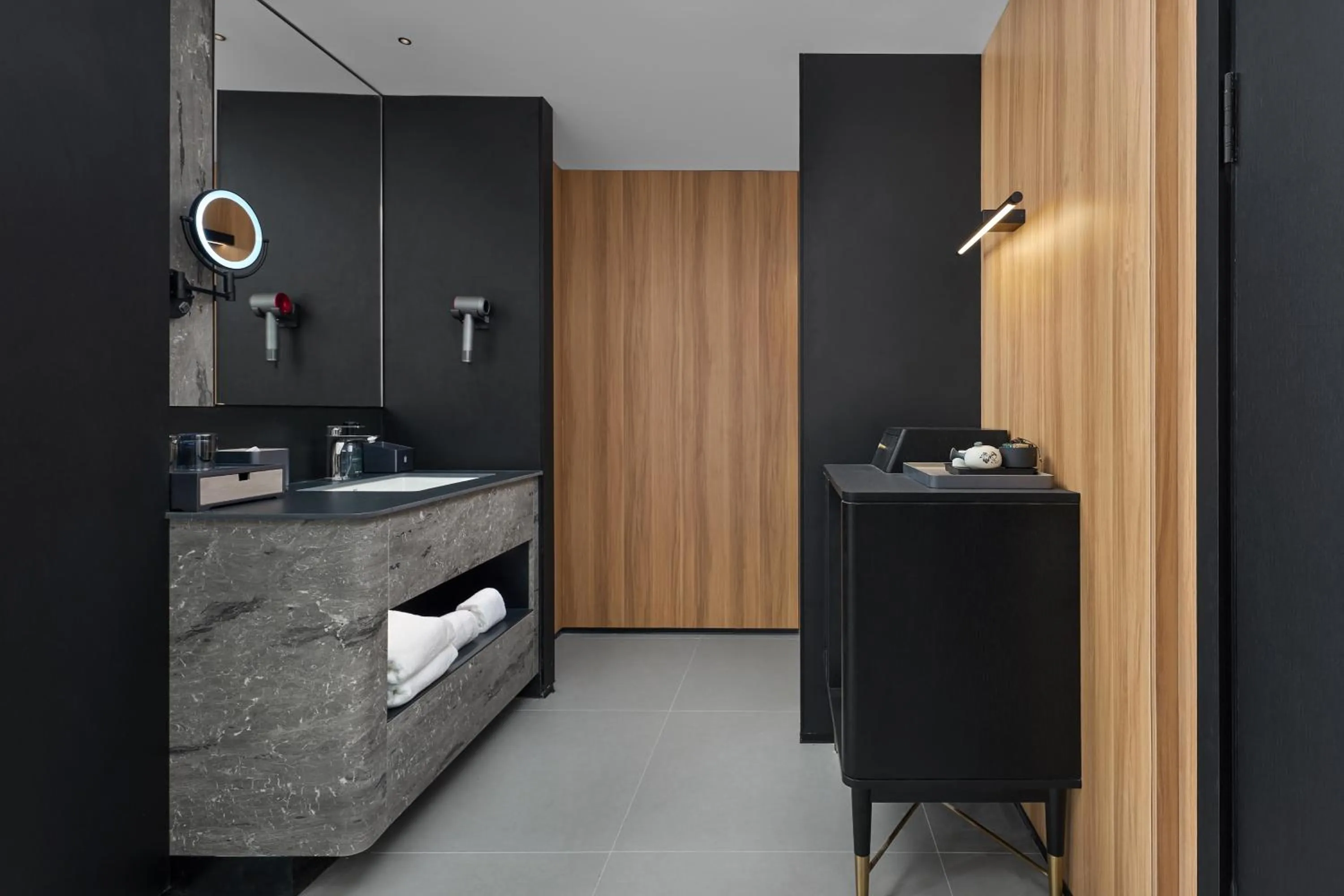 wardrobe in Nanyang King's Gate Hotel--Free Shuttle Service to Canton Fair