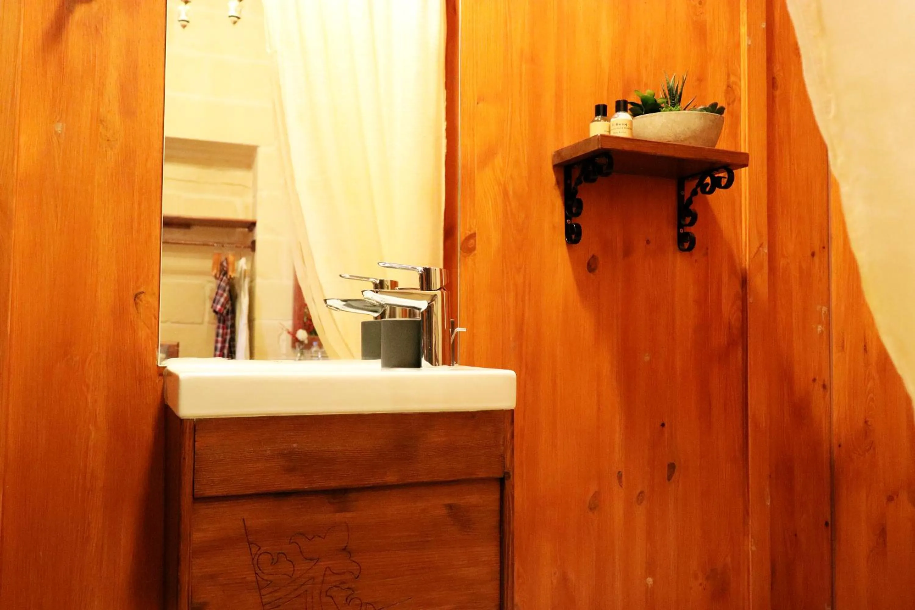 Bathroom in Il-Bàrraġ Farmhouse B&B - Gozo Traditional Hospitality