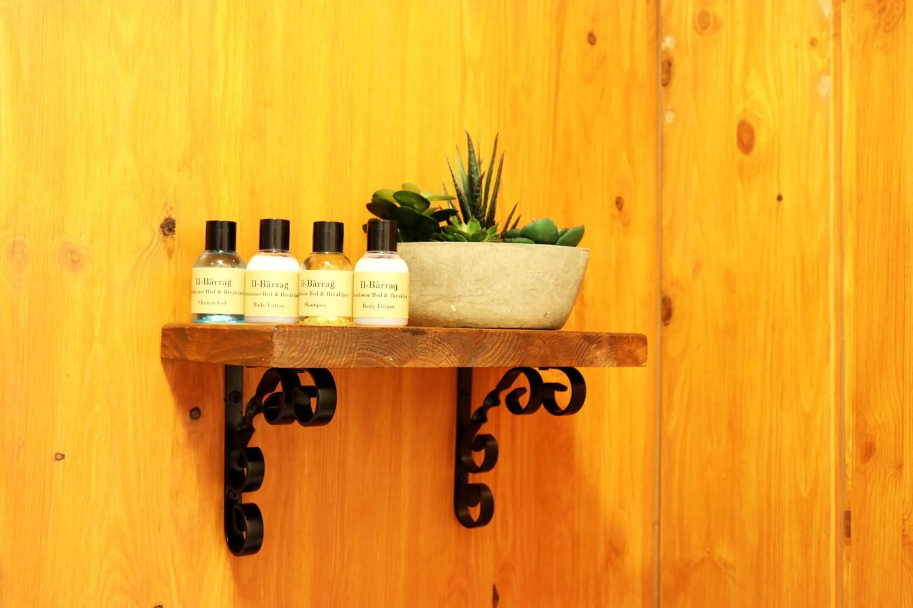 Bathroom in Il-Bàrraġ Farmhouse B&B - Gozo Traditional Hospitality