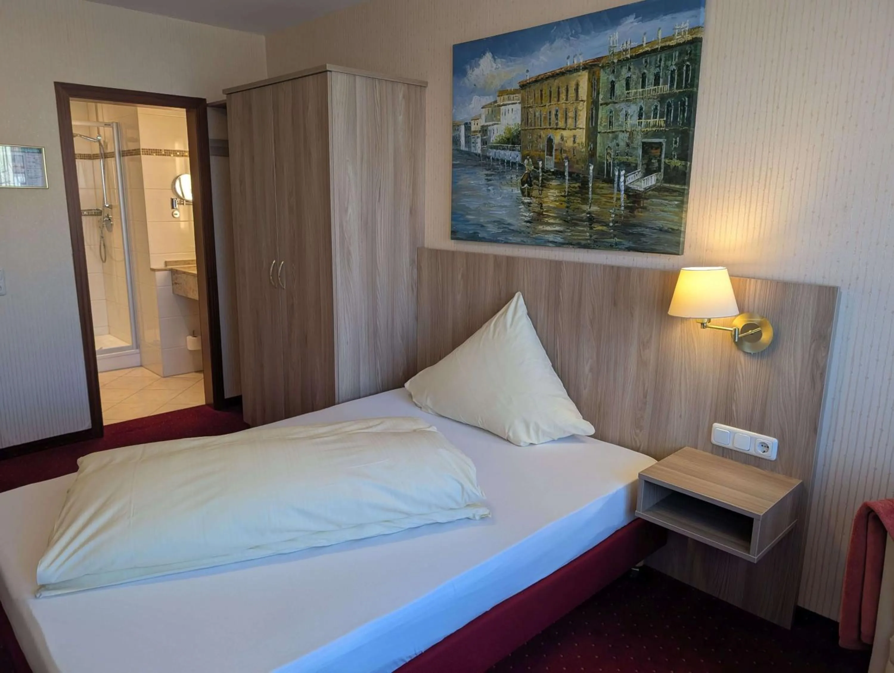 Bed in Stadthotel Augsburg