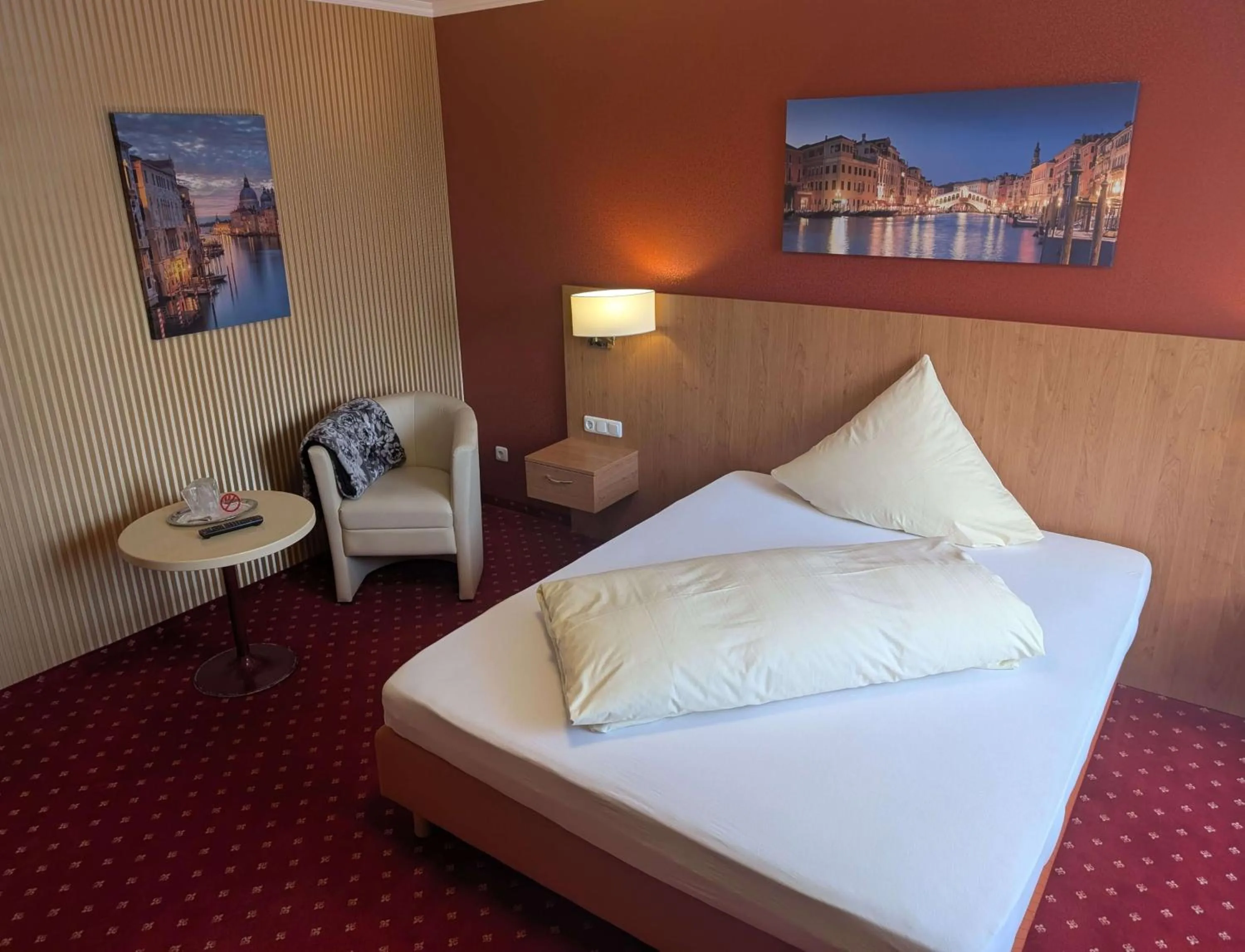 Bed in Stadthotel Augsburg