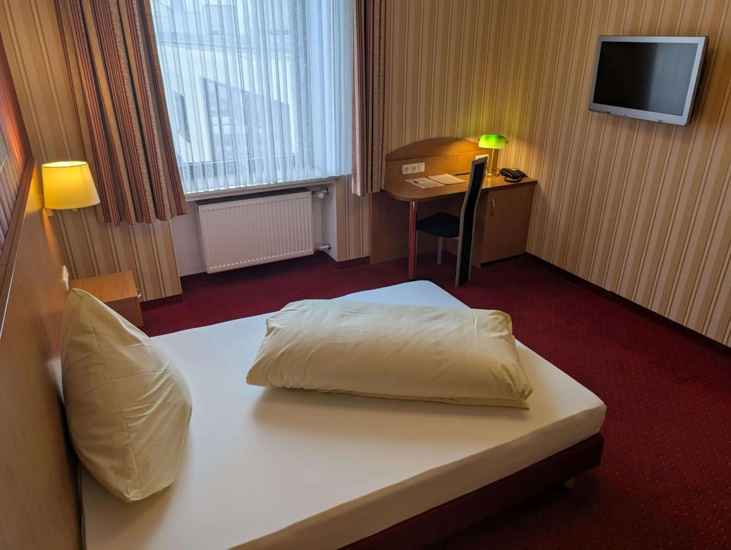 Bed in Stadthotel Augsburg