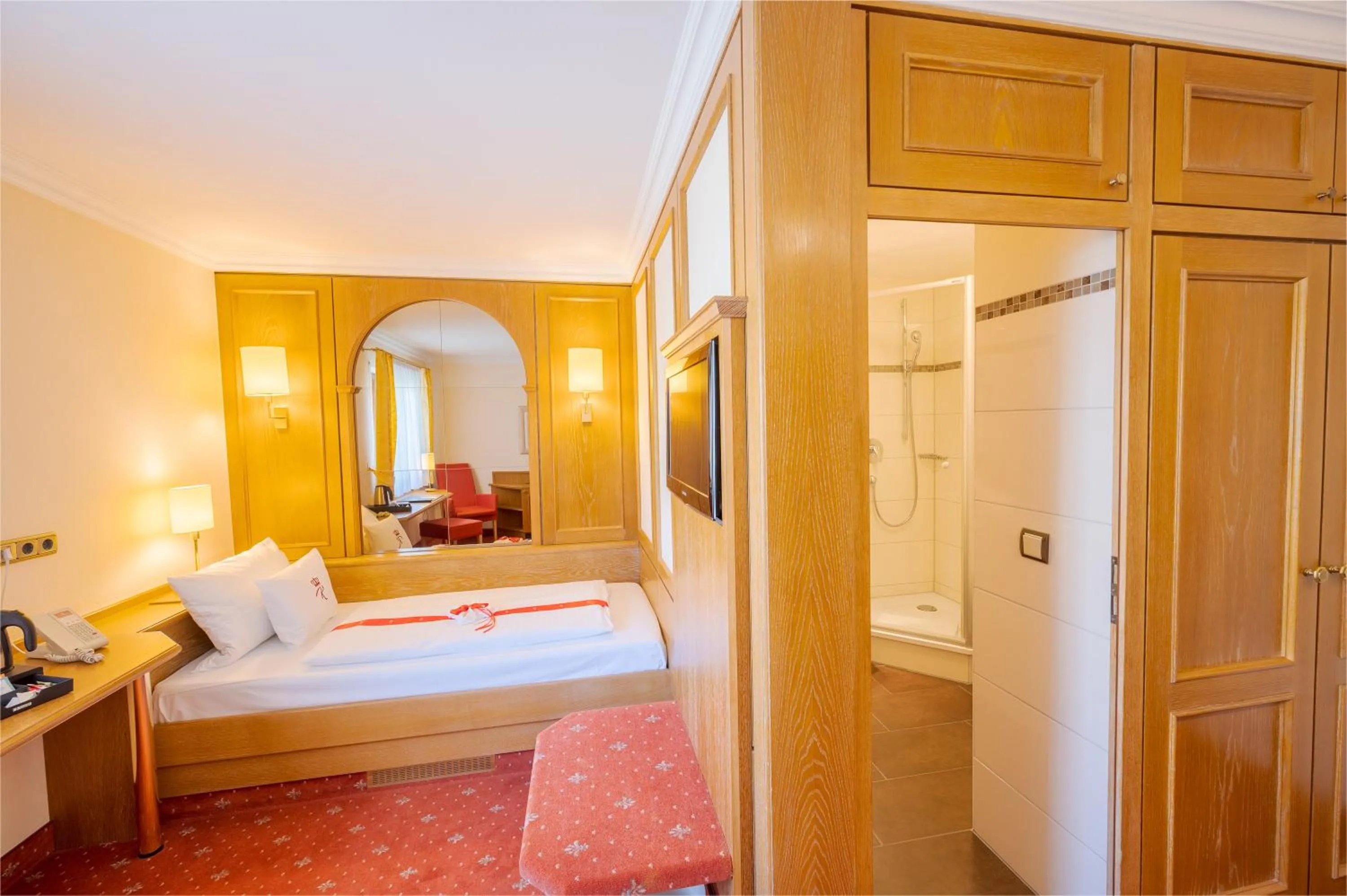 Bathroom, Bed in Hotel am Schlosspark Zum Kurfürst