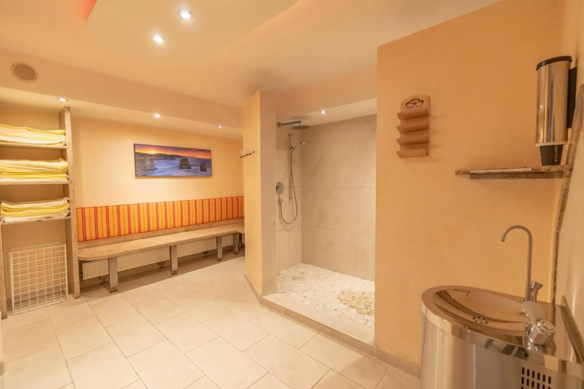 Swimming pool, Bed in Hotel am Schlosspark Zum Kurfürst