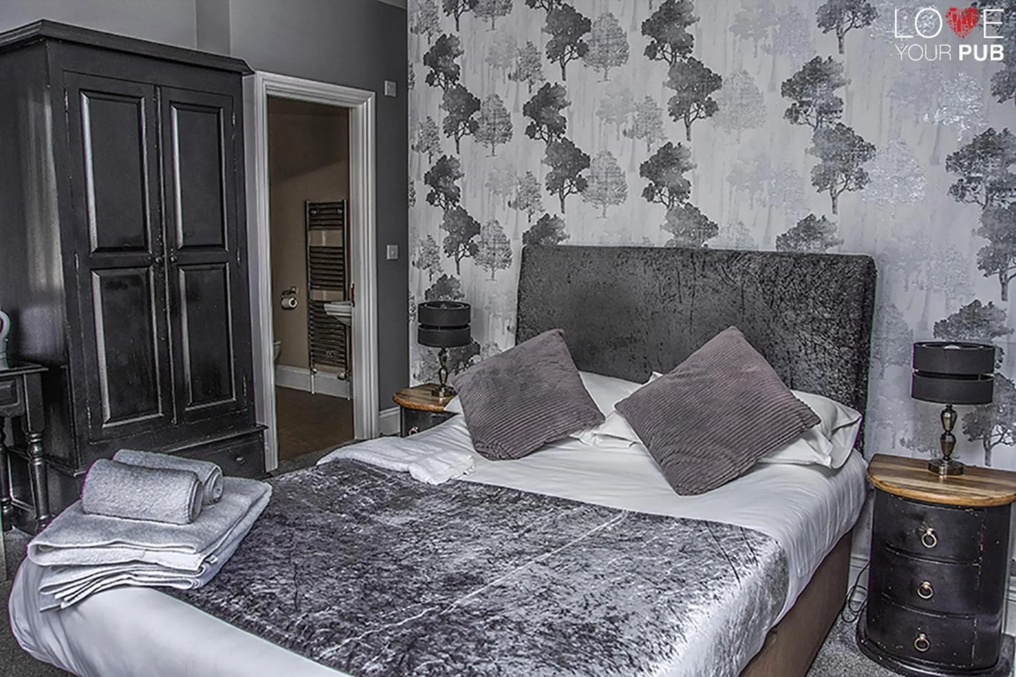 Bedroom in The Robin Hood Inn