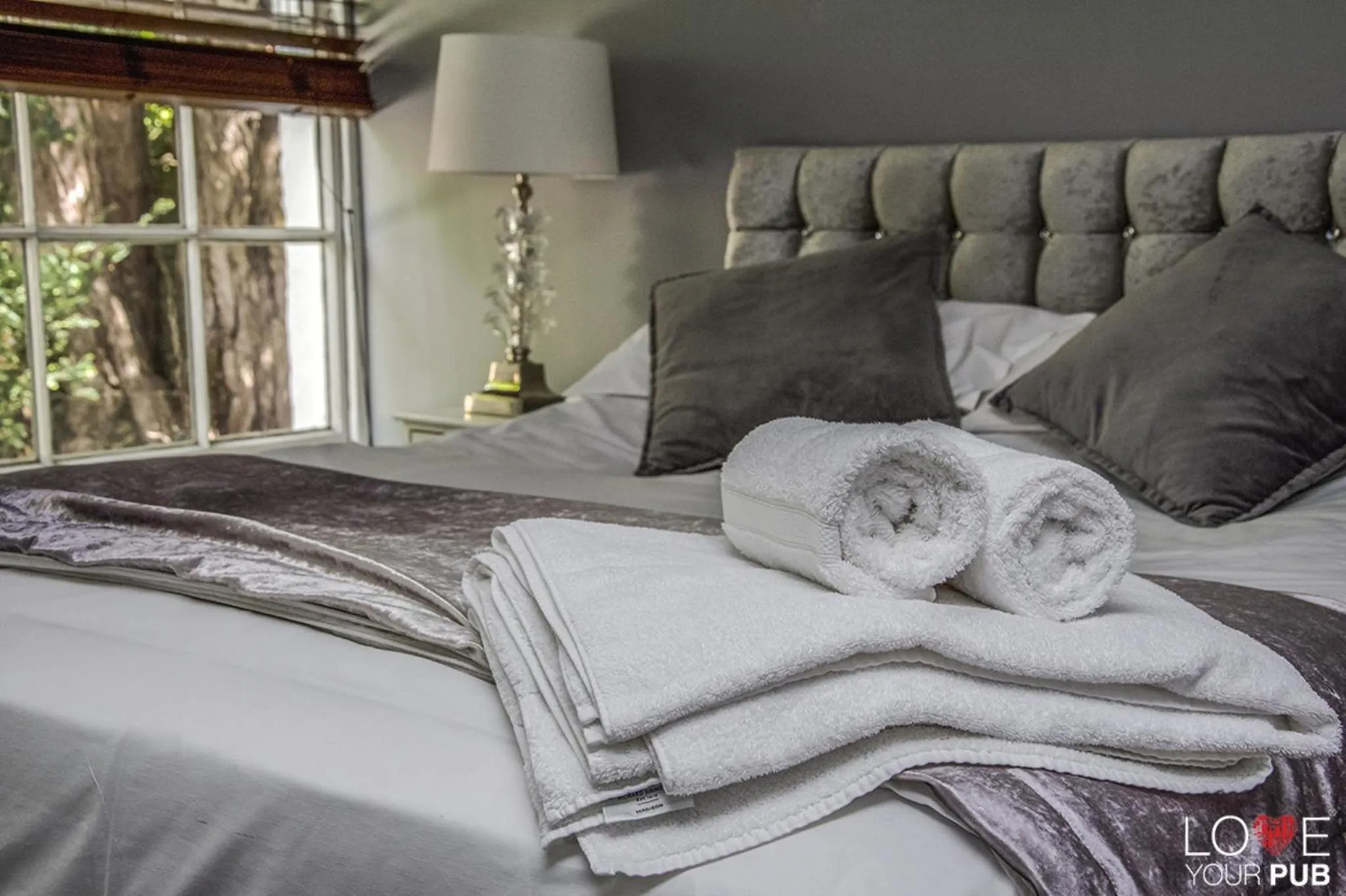 Bedroom in The Robin Hood Inn