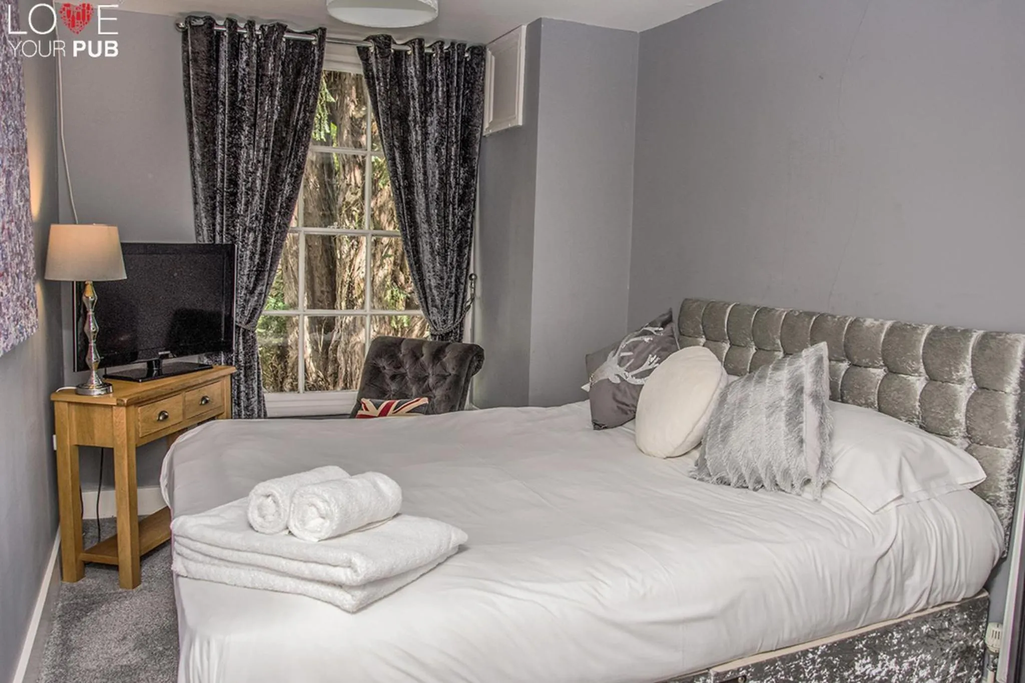 Bedroom in The Robin Hood Inn