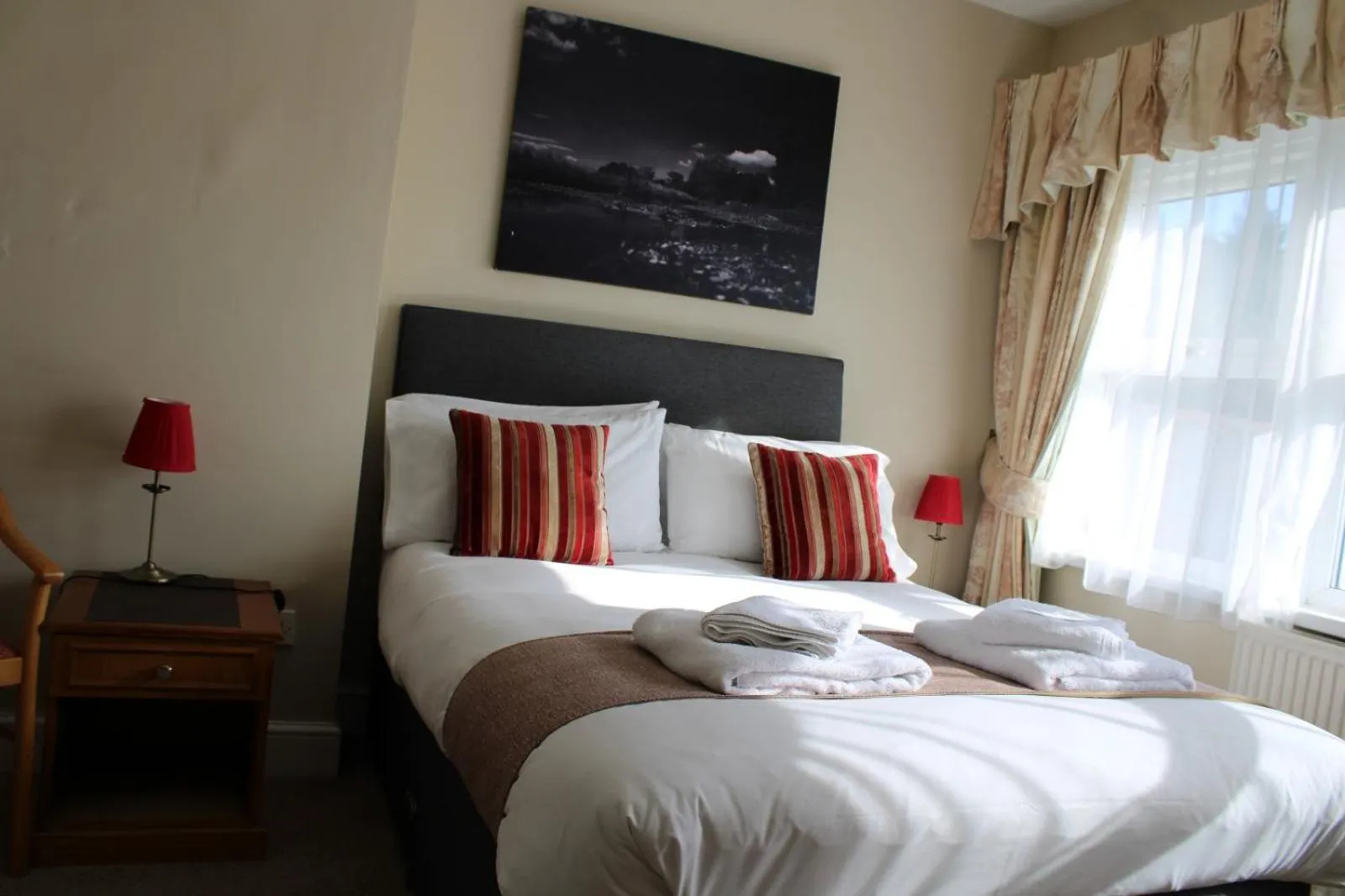 Bedroom, Bed in The Trooper Inn