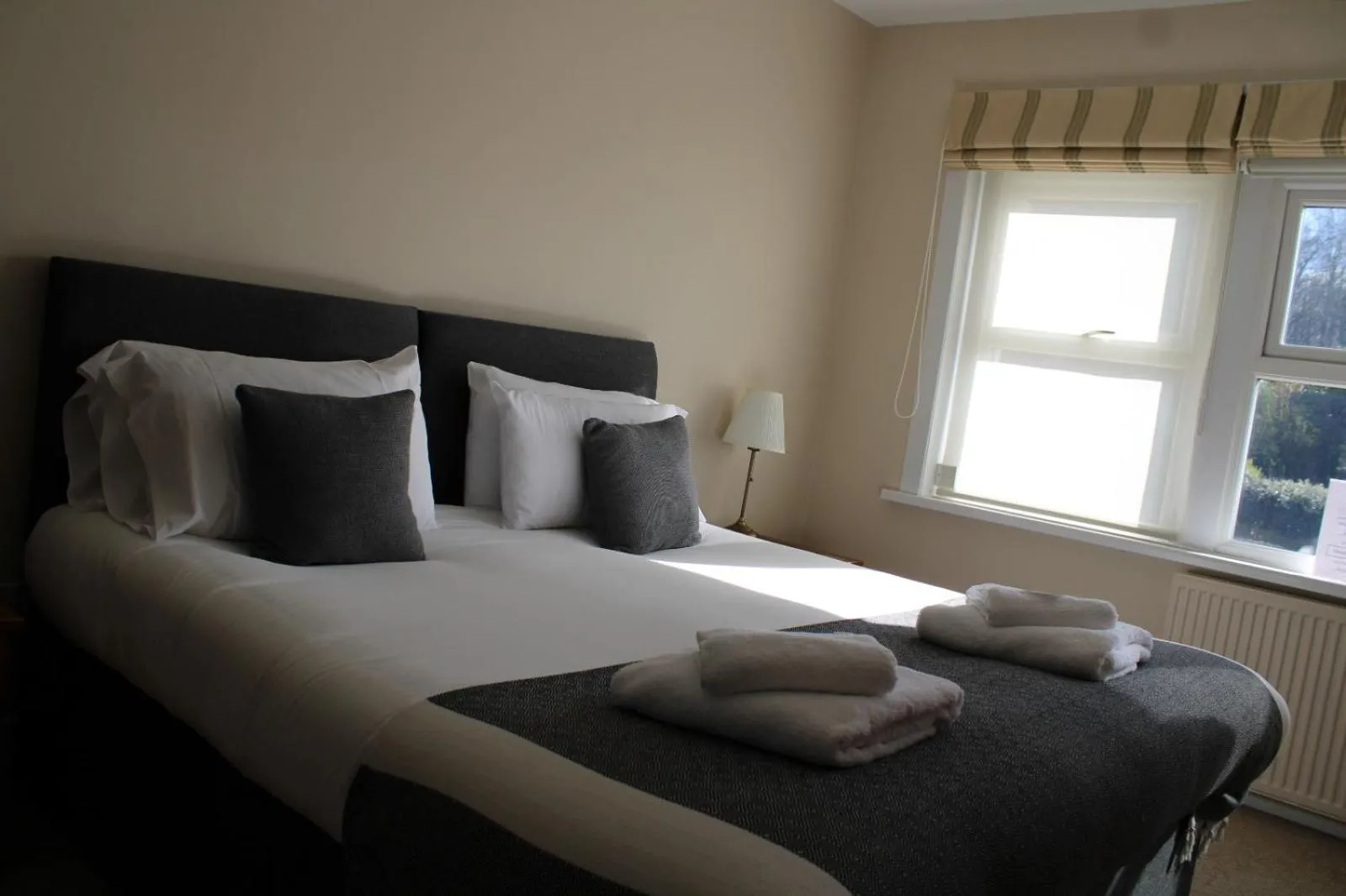 Bedroom, Bed in The Trooper Inn