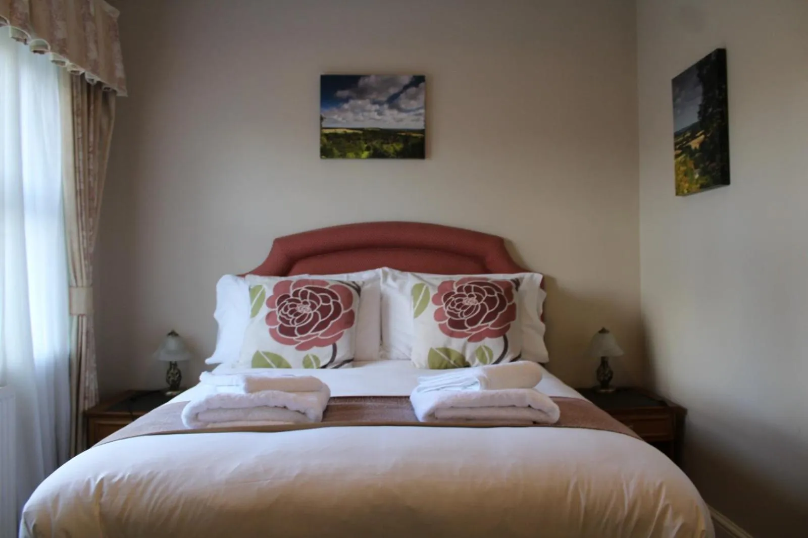 Bedroom, Bed in The Trooper Inn