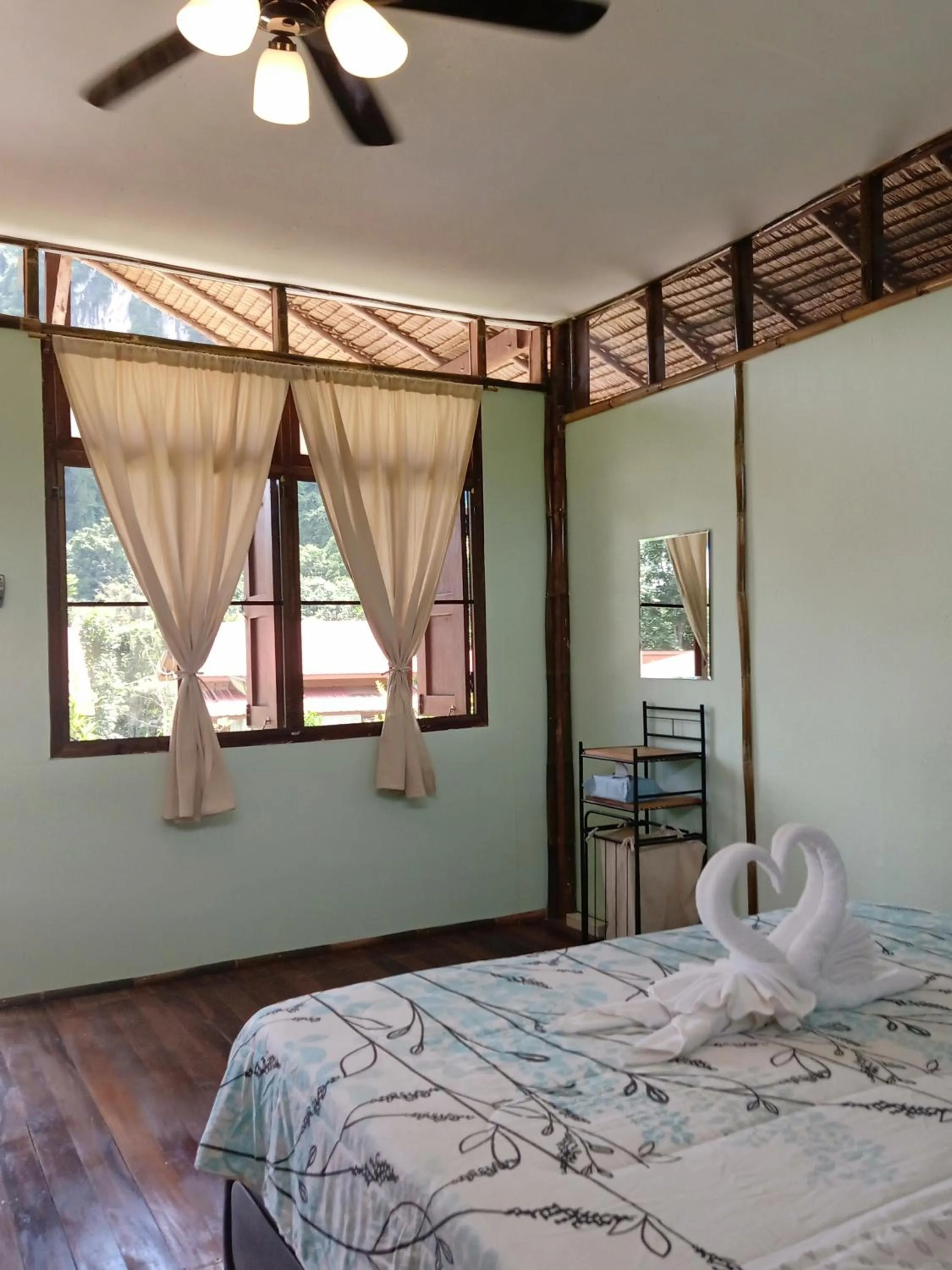 Photo of the whole room, Bed in Bansuanphutarn