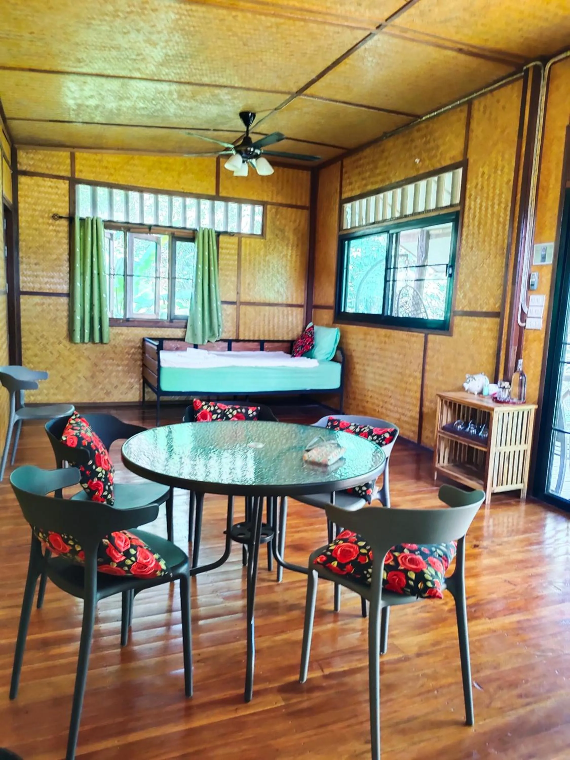 Living room in Bansuanphutarn