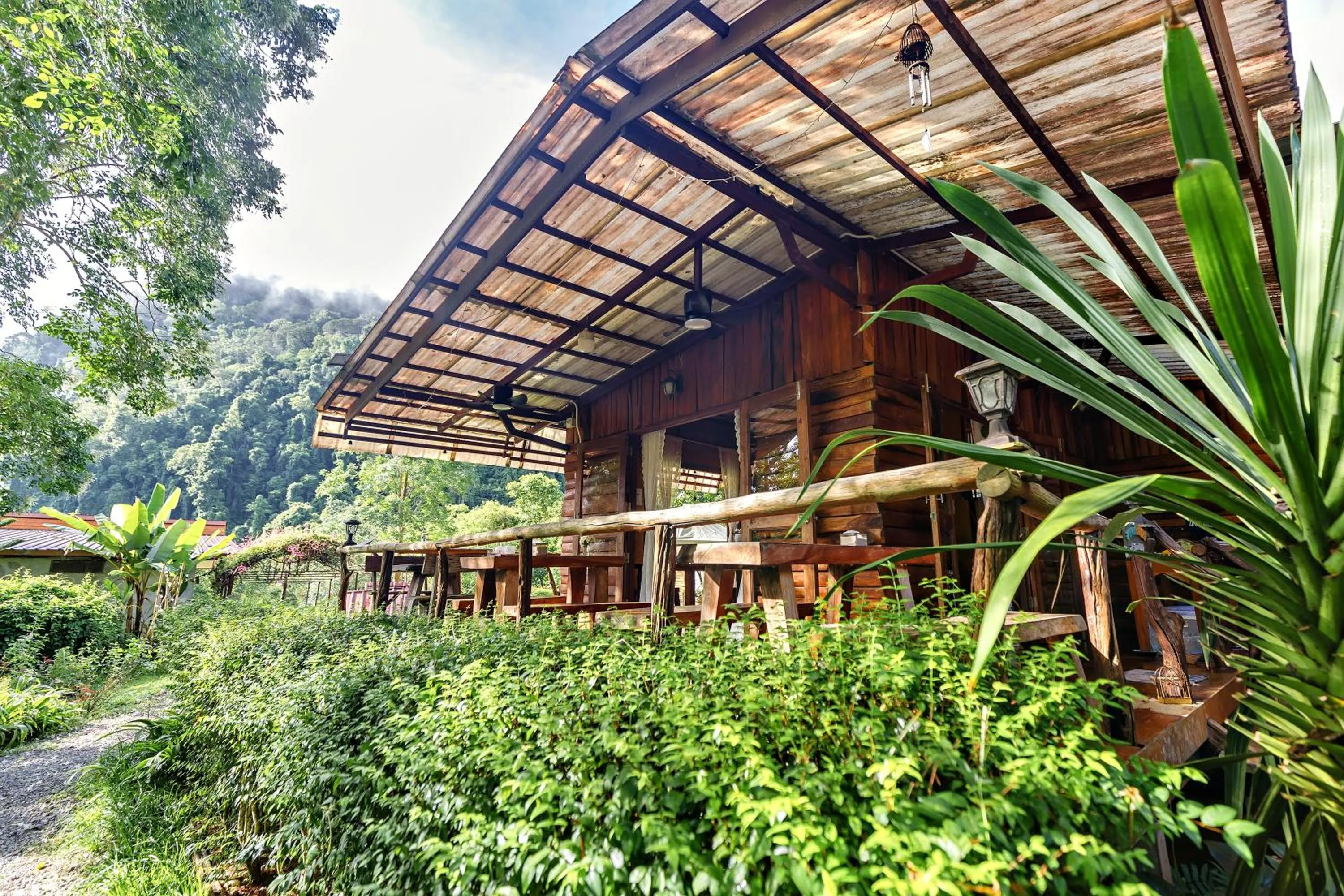 Restaurant/places to eat in Bansuanphutarn