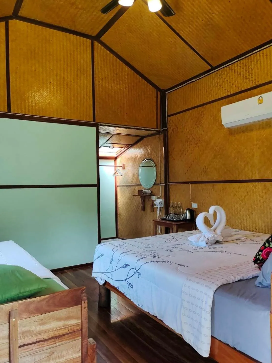 Photo of the whole room, Bed in Bansuanphutarn