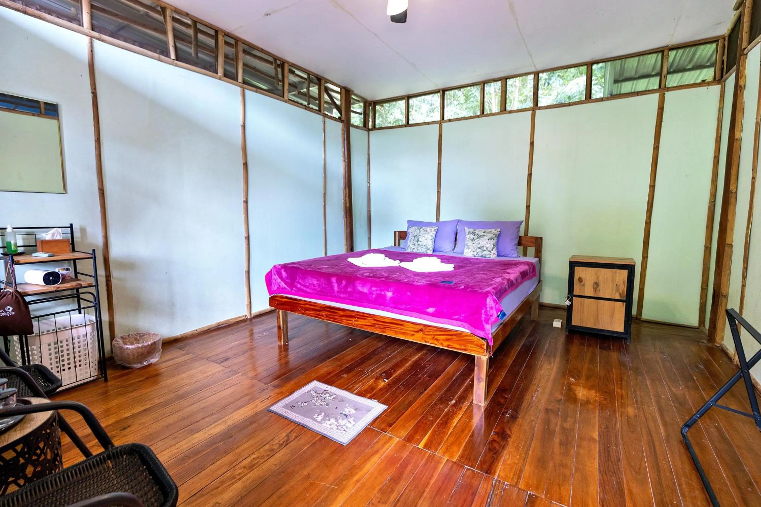 Photo of the whole room, Bed in Bansuanphutarn