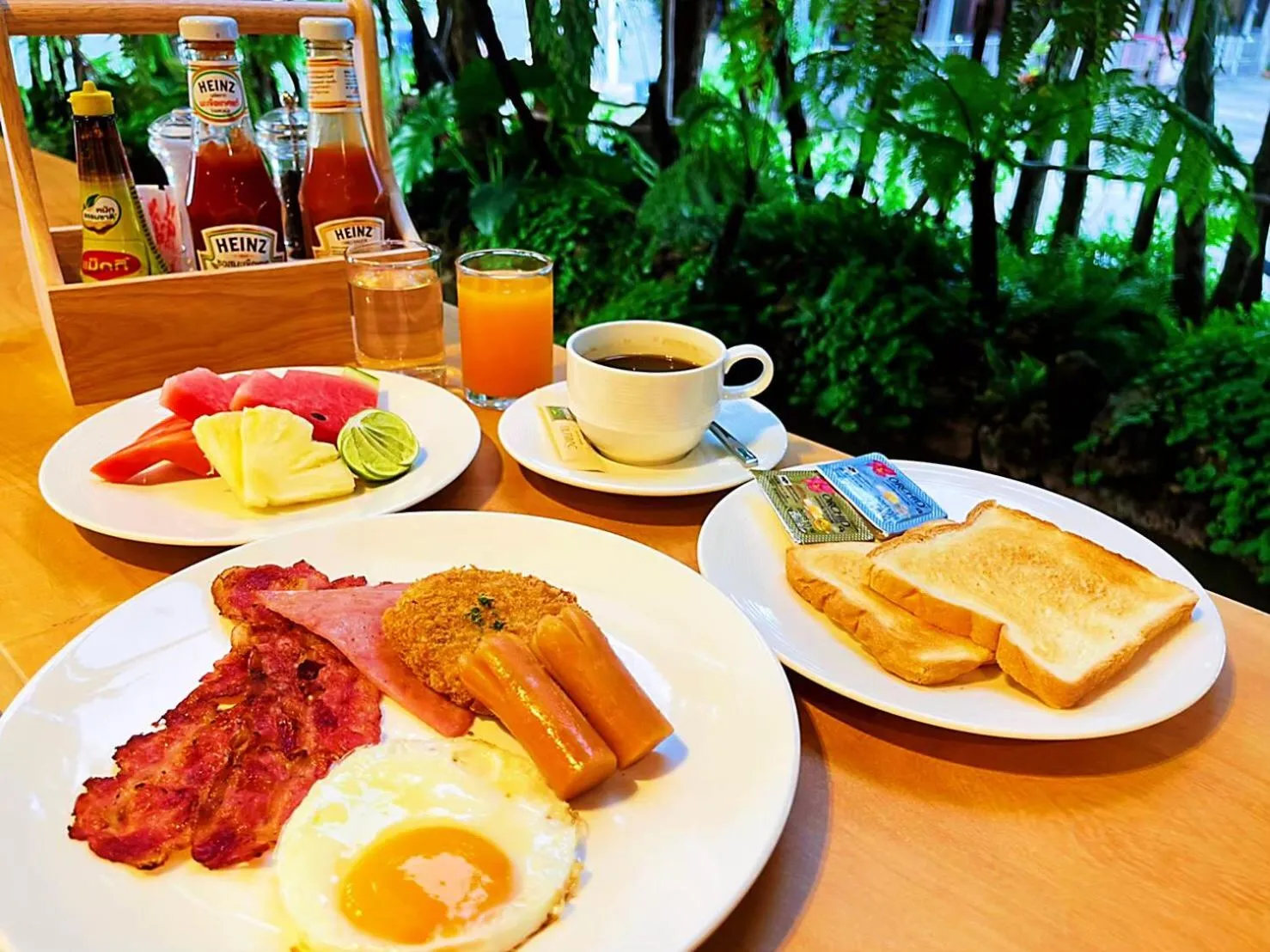 Food and drinks in The Gold Living Life